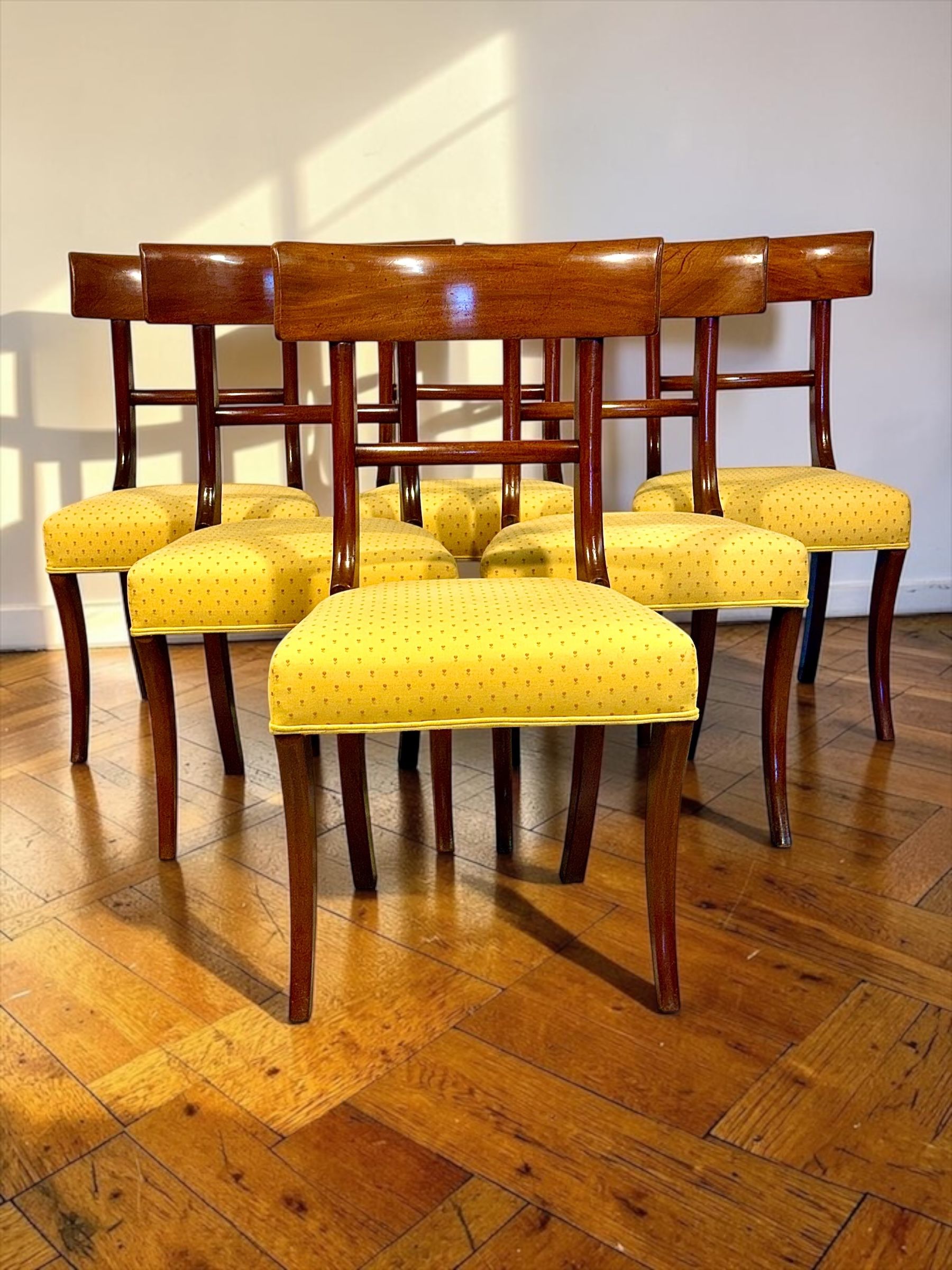 Set de six chaises de salle à manger anglaises en noyer, XIXe siècle