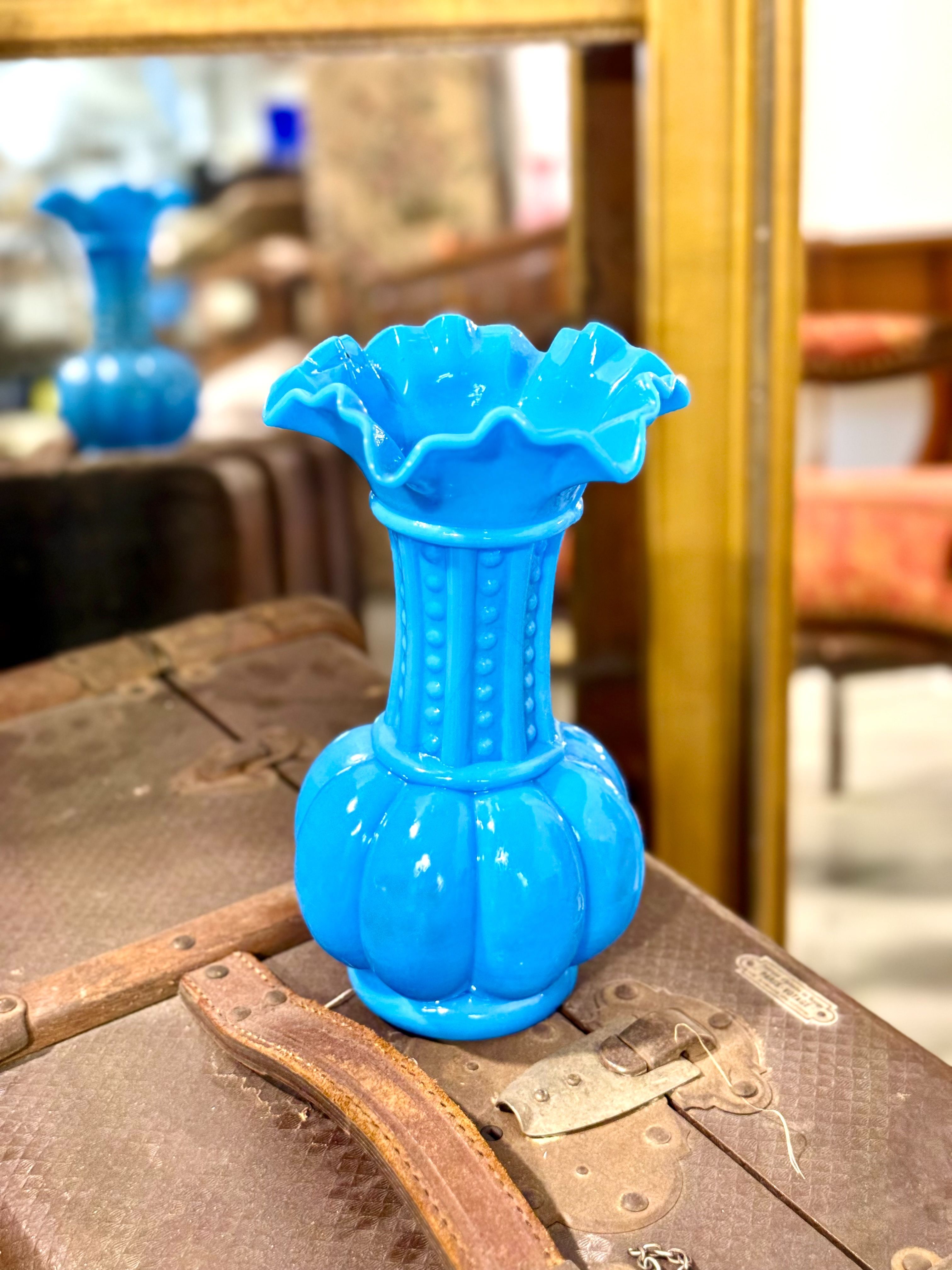 Vase en  opaline bleue, d'époque Napoléon III, France XIXè siècle