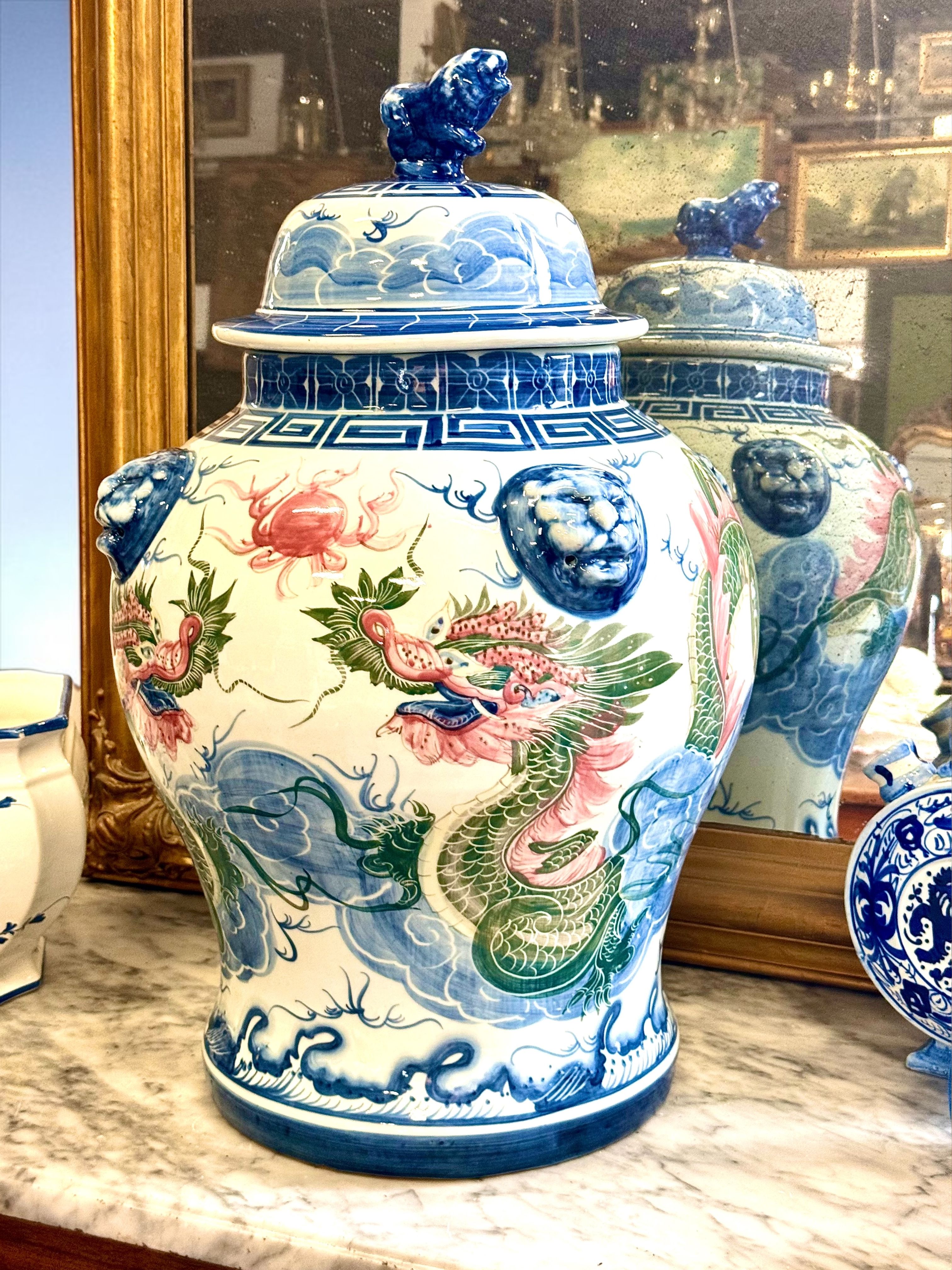 Grand vase de temple en porcelaine chinoise à décor de dragons, avec couvercle, début du XXe siècle.