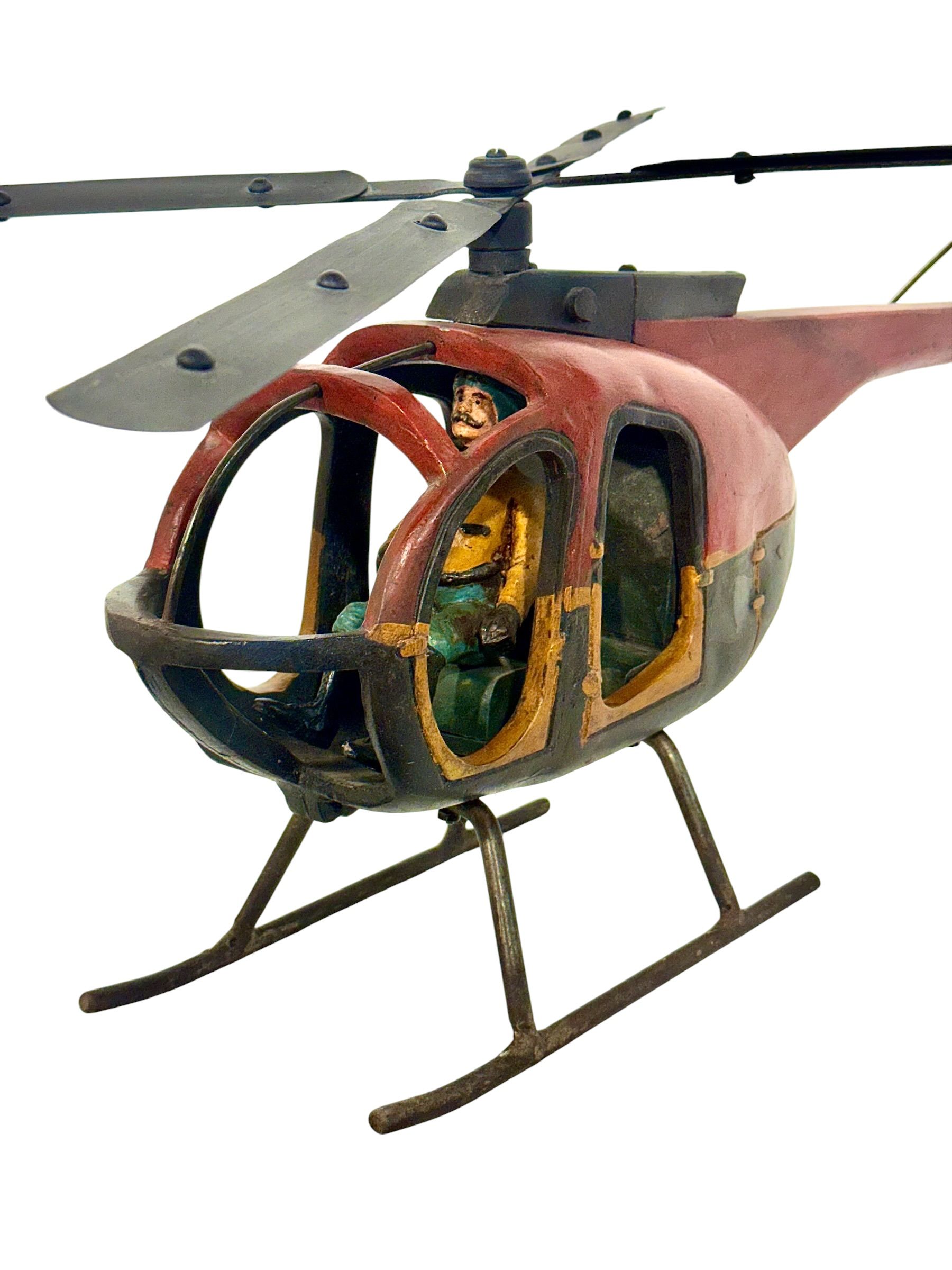 Grande sculpture d'hélicoptère en bois polychrome avec détails en métal