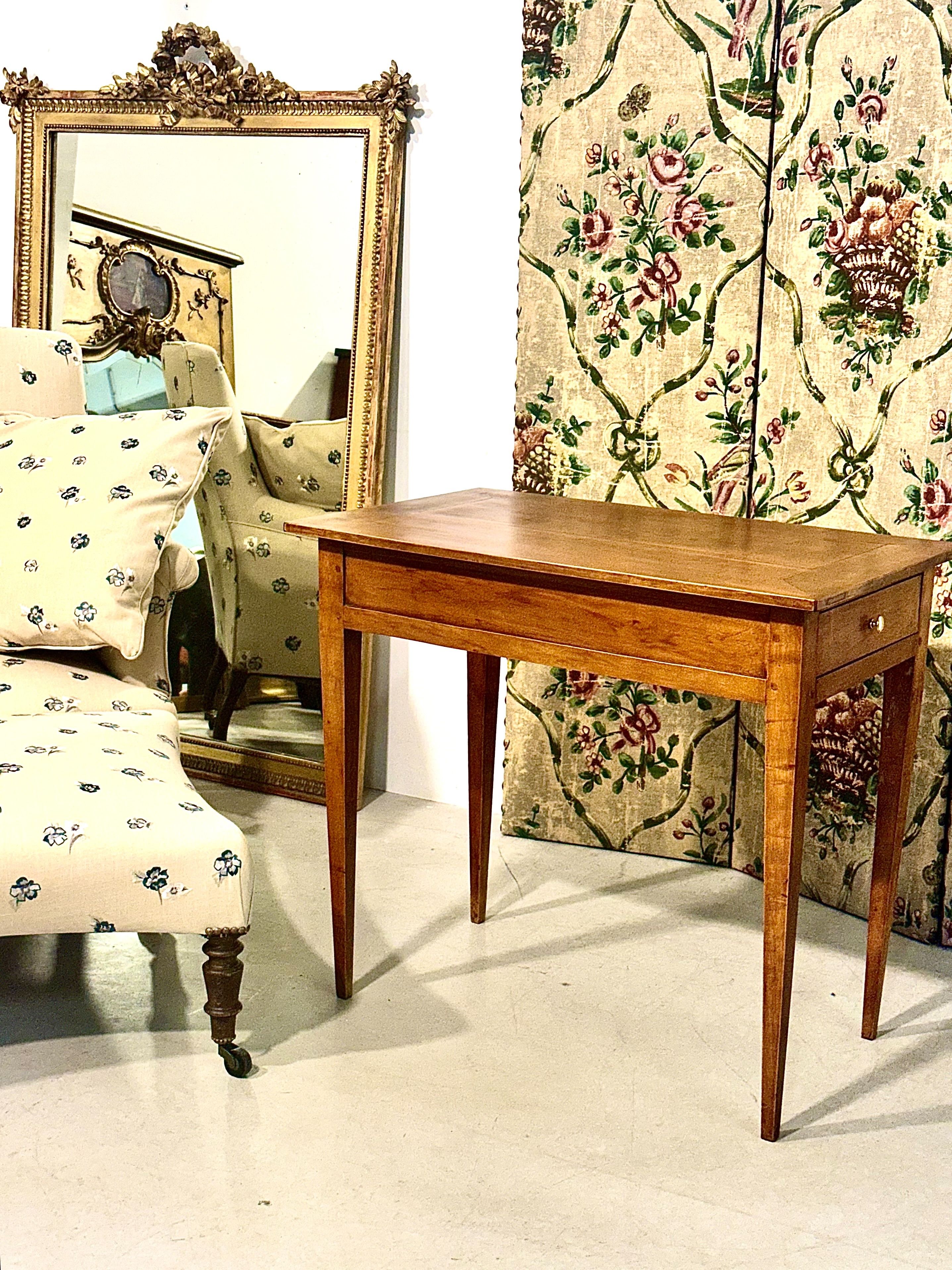 Petite table française du XIXe siècle en merisier avec tiroirs