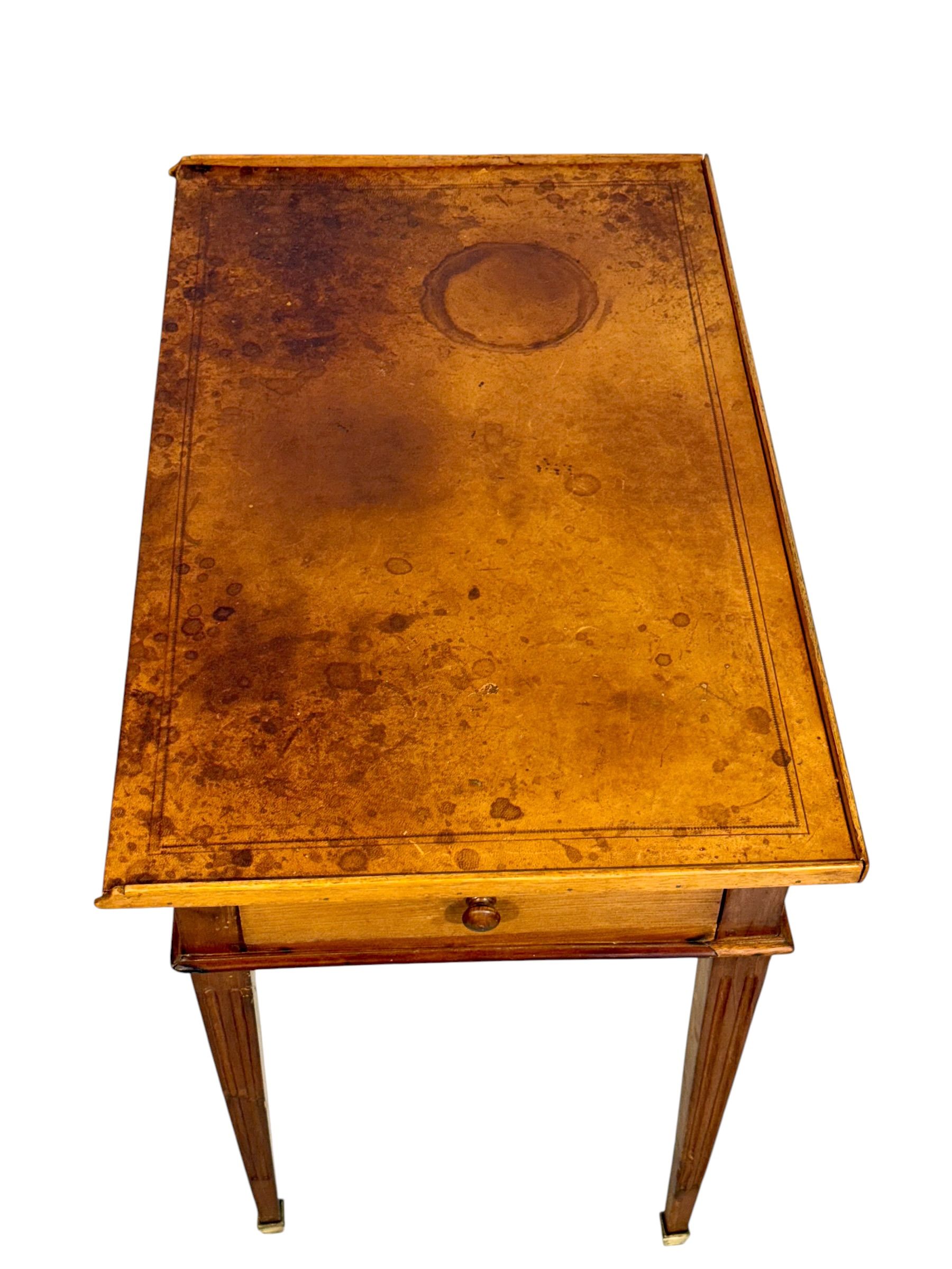 Bureau plat en cuir d'époque Louis XVI, France, XVIIIe siècle