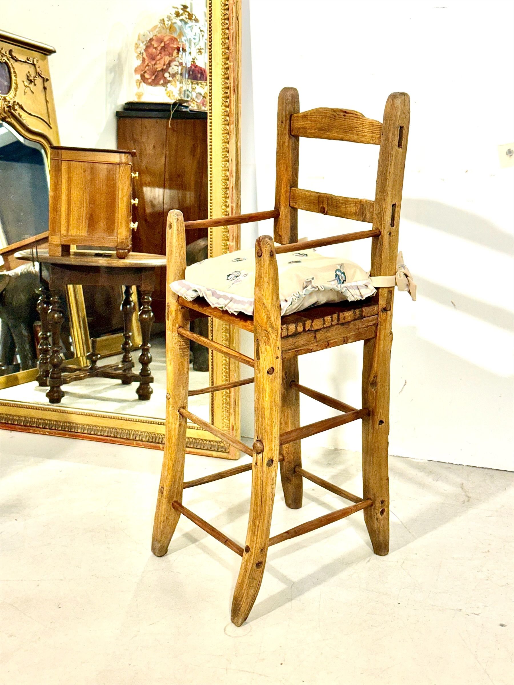 Chaise haute d'enfant de style provincial français, fin du XVIIIe siècle