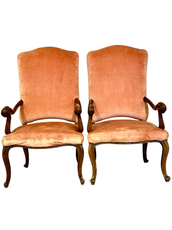 Paire de fauteuils en noyer d'époque Louis XV, France, XVIIIe siècle