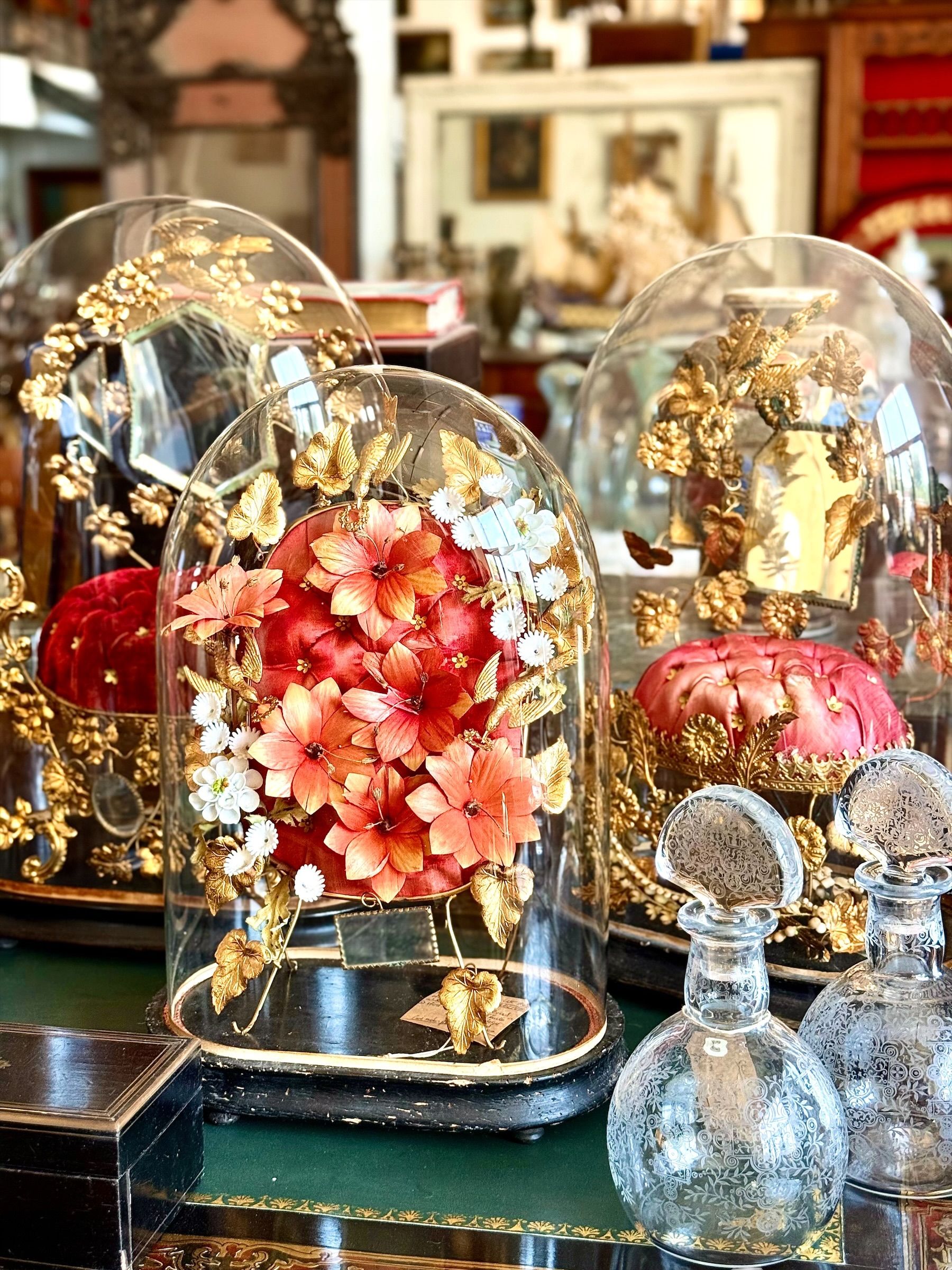 Globe de Mariée Floral Napoléon III sous Dôme de Verre d'Origine