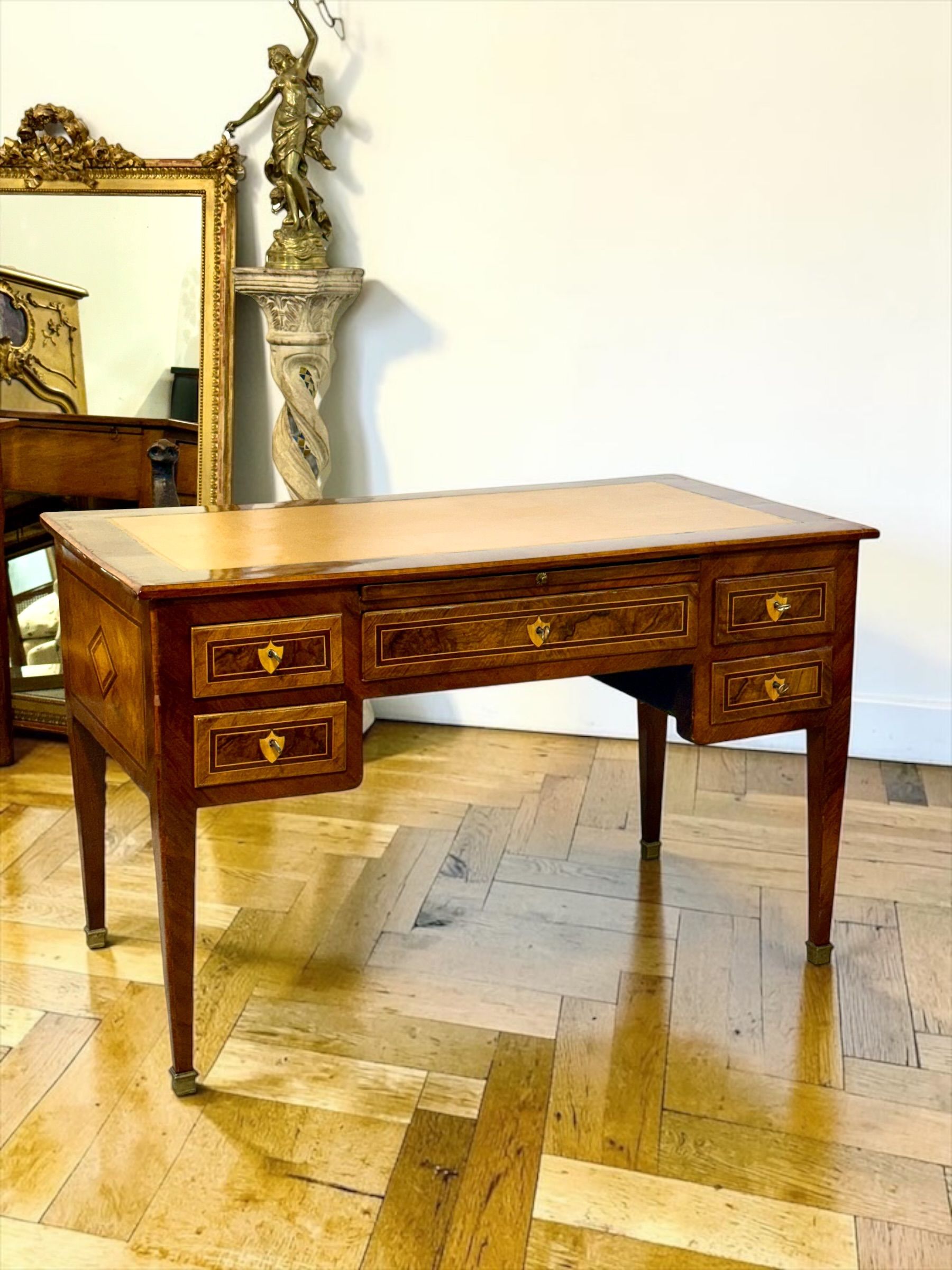 Bureau plat en noyer marqueté du XIXe siècle avec plateau gainé de cuir