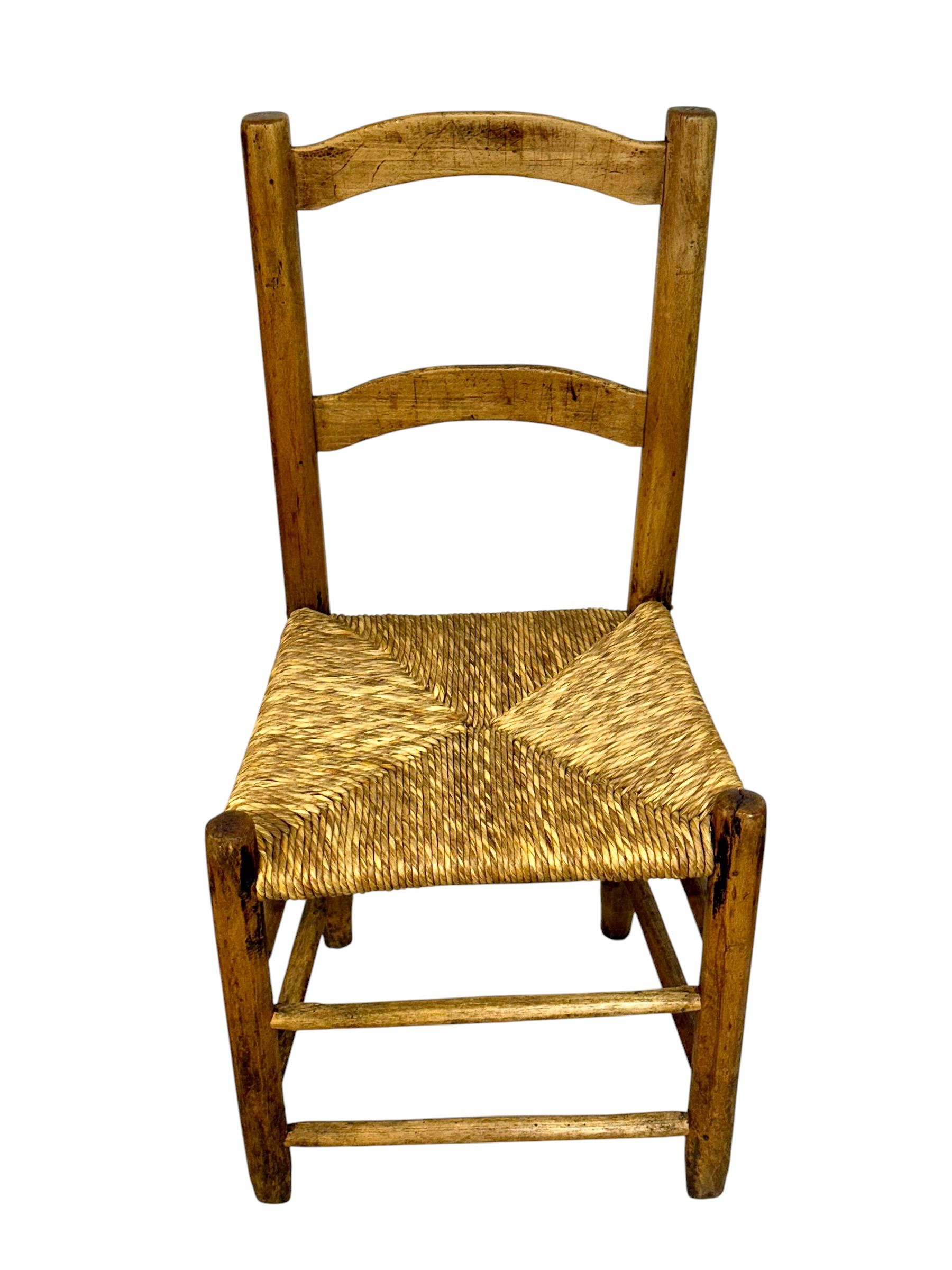 Paire de chaises provinciales en chêne à assise en paille tressée, France XIXème siècle