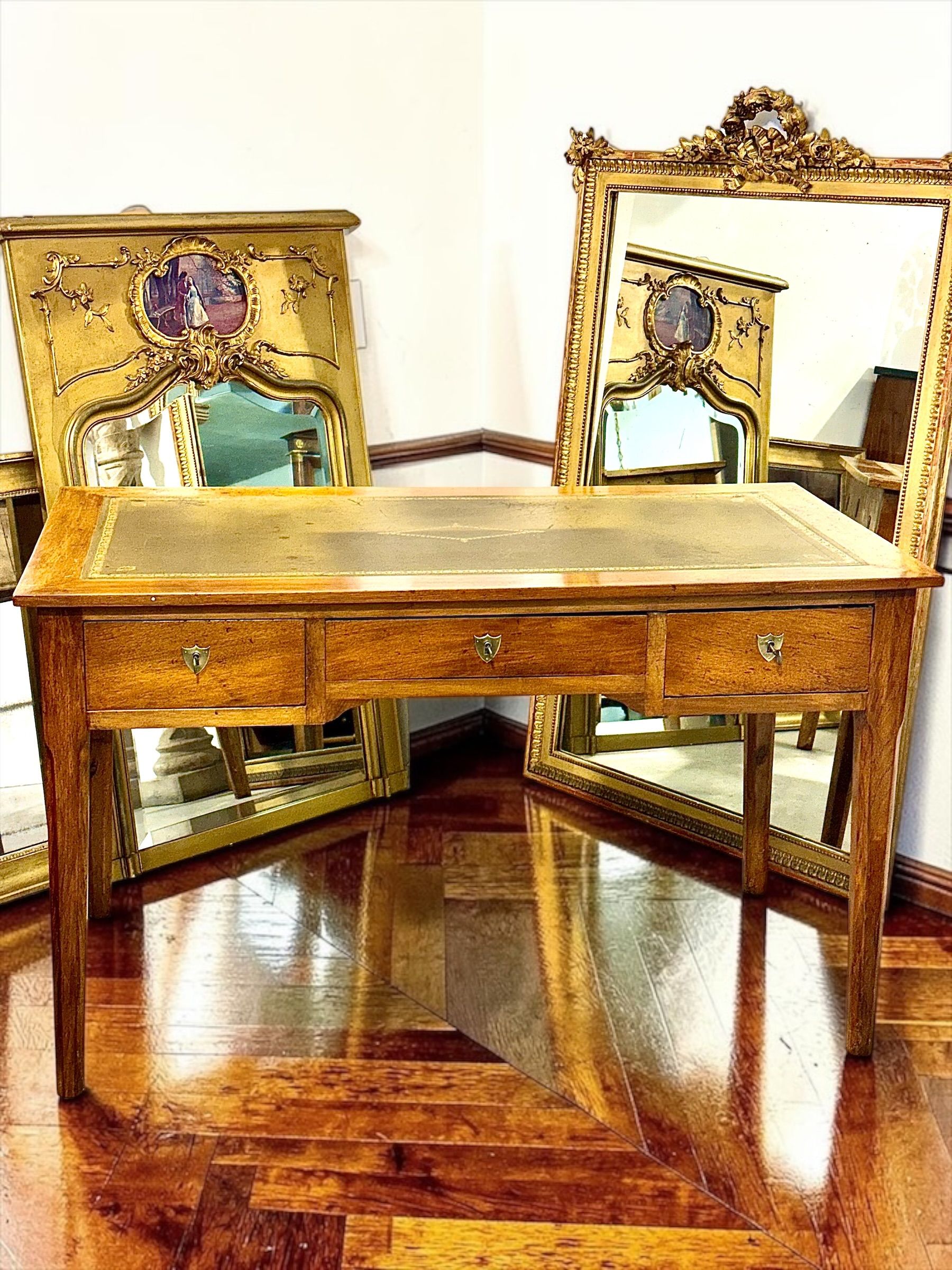 Bureau en hêtre du XIXe siècle avec plateau gainé de cuir et tablettes latérales coulissantes