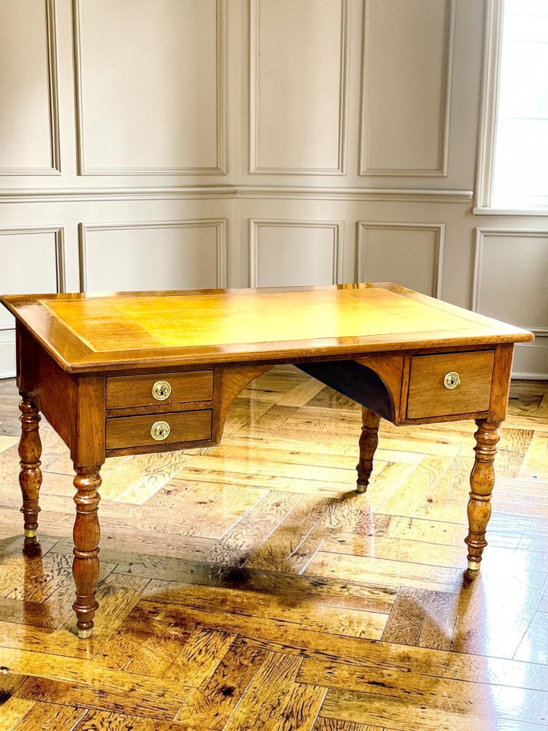 Bureau de ministre anglais du XIXe siècle en noyer avec plateau en cuir gaufré