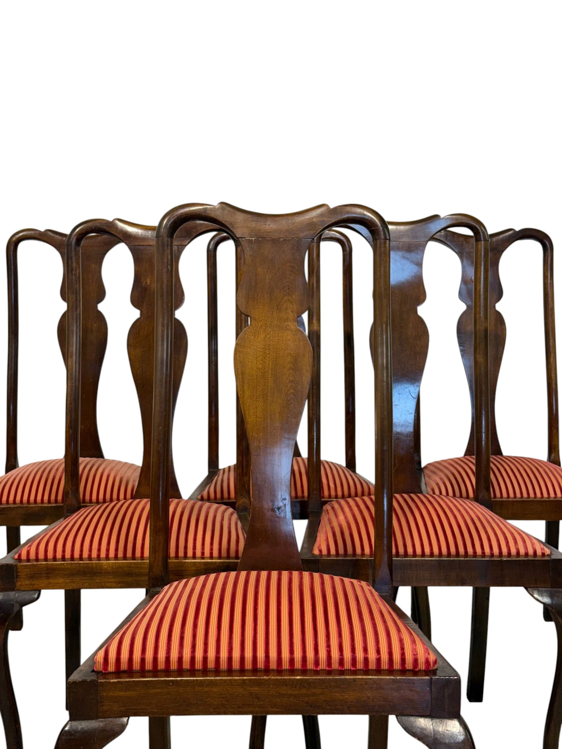 Ensemble de six chaises de salle à manger anglaises en noyer, époque géorgienne (XIXe siècle)