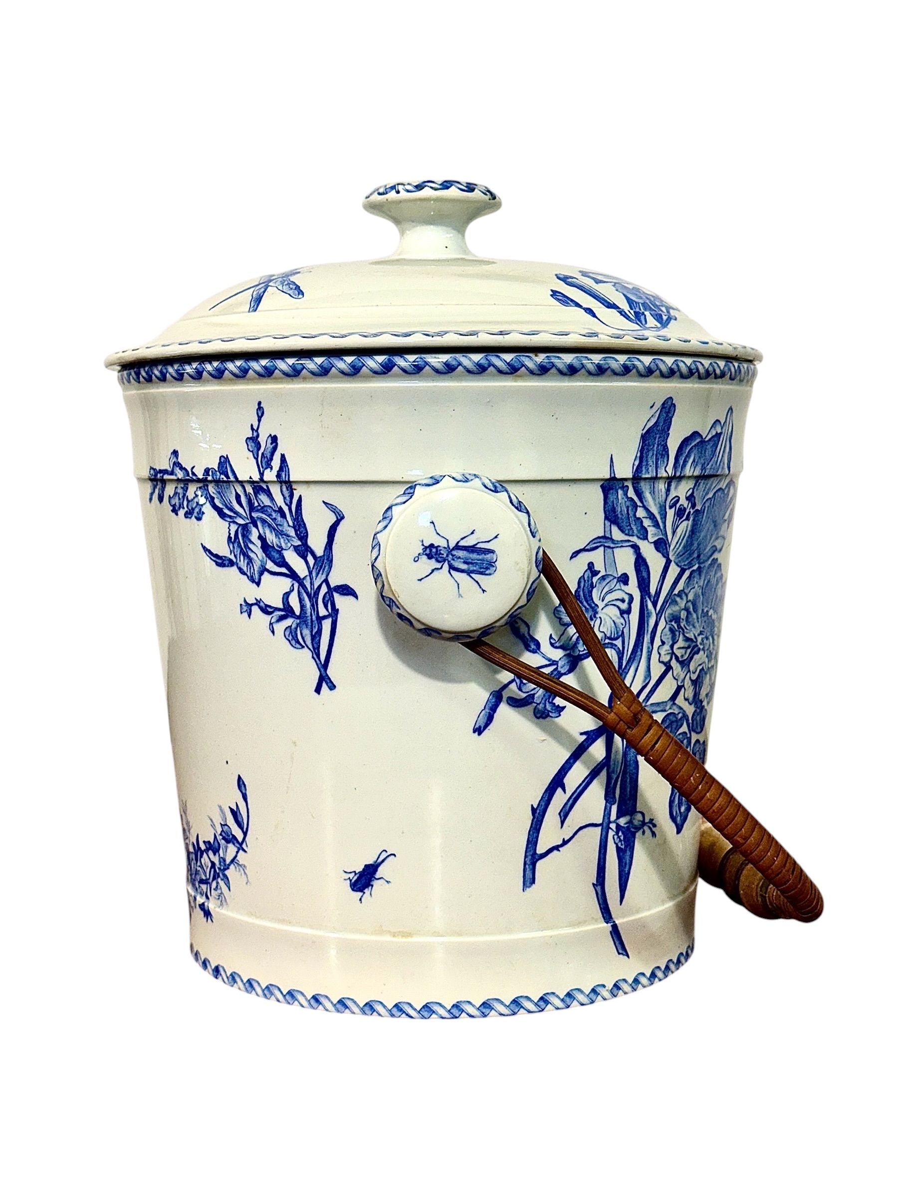 Grand récipient couvert en faïence bleue et blanche de Gien, XIXe siècle