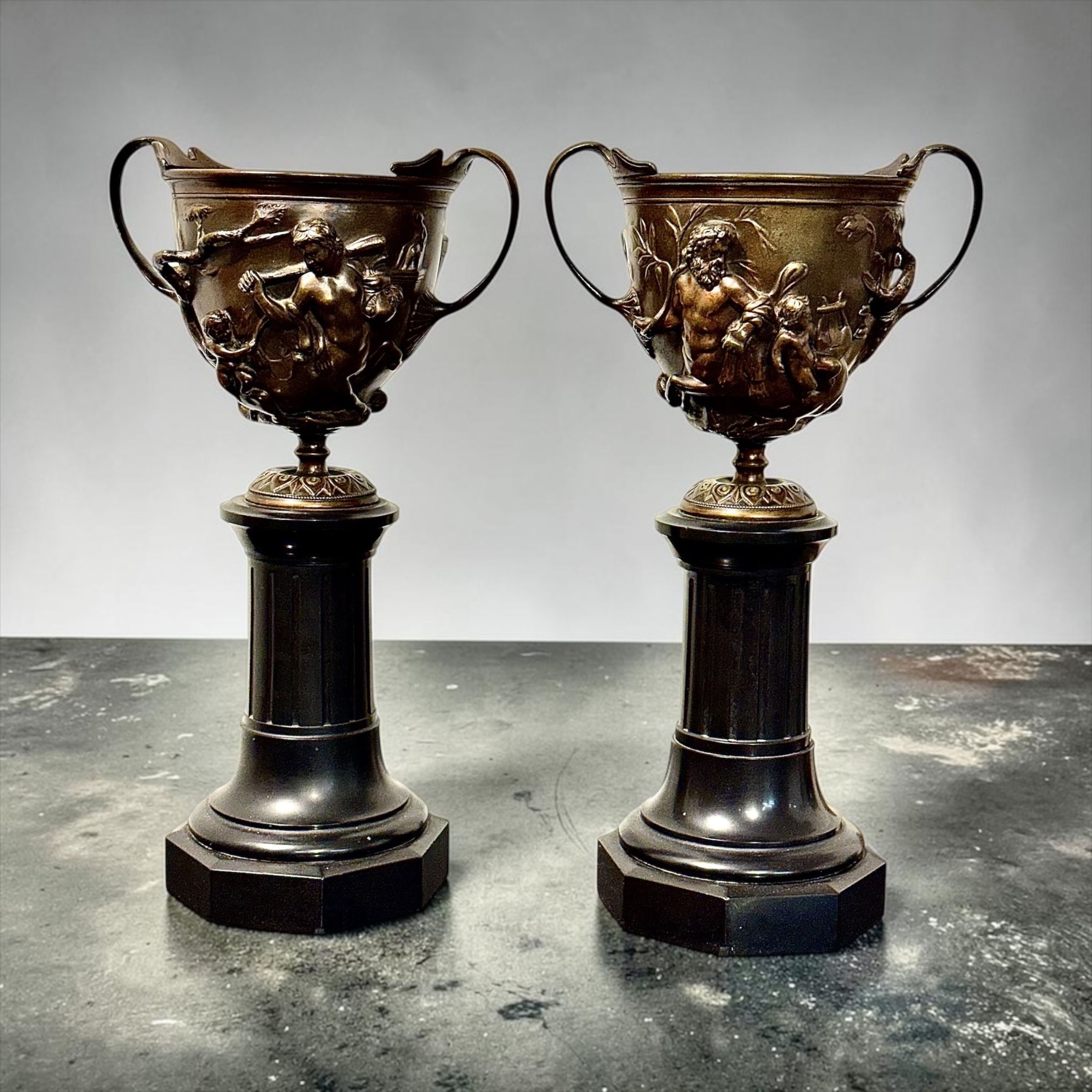 Paire d'urnes en bronze sur piédestaux en marbre noir, France XIXème siècle