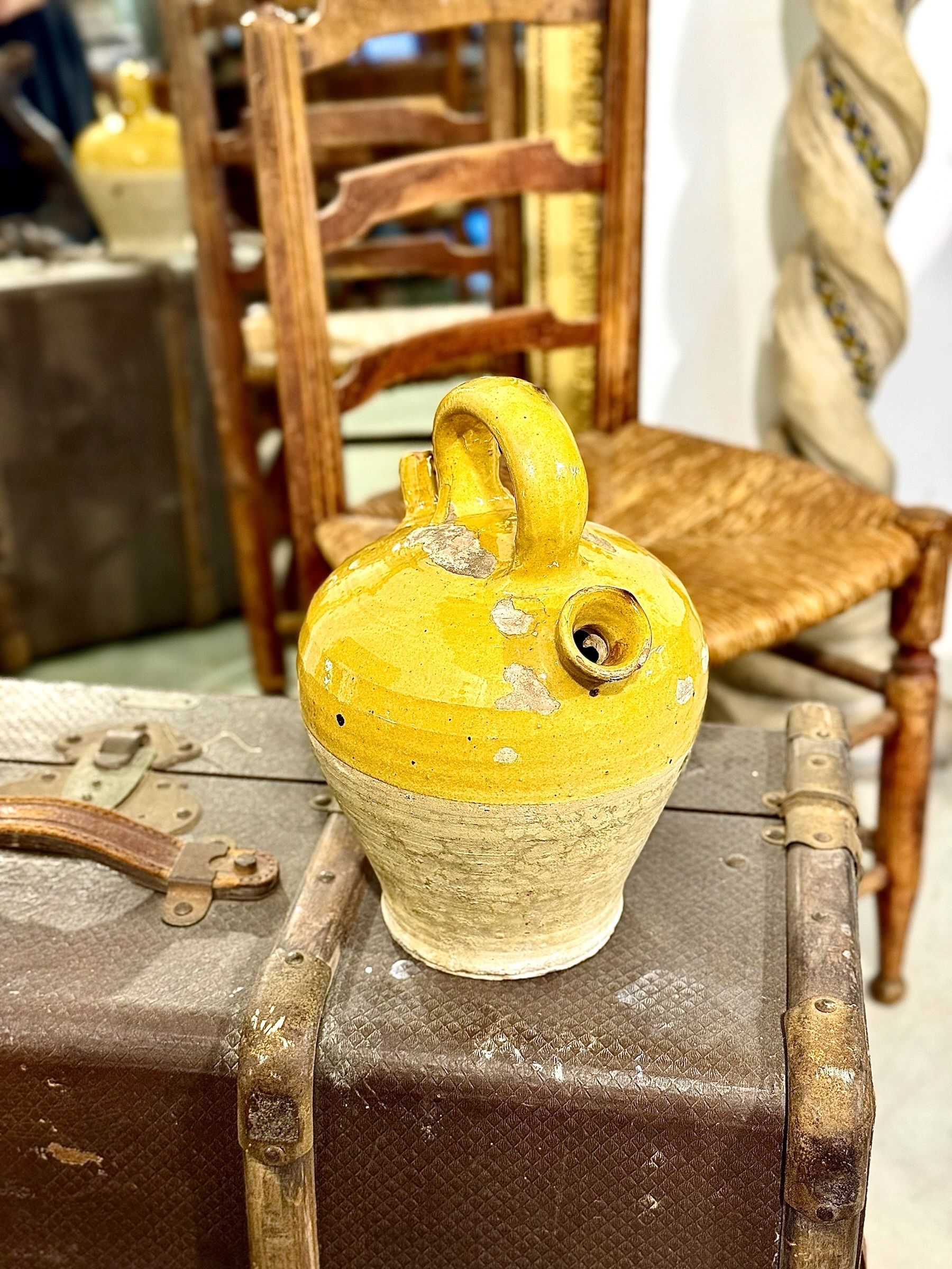 Gargoulette (cruche à eau) en terre cuite vernissée jaune, France, XIXe siècle.