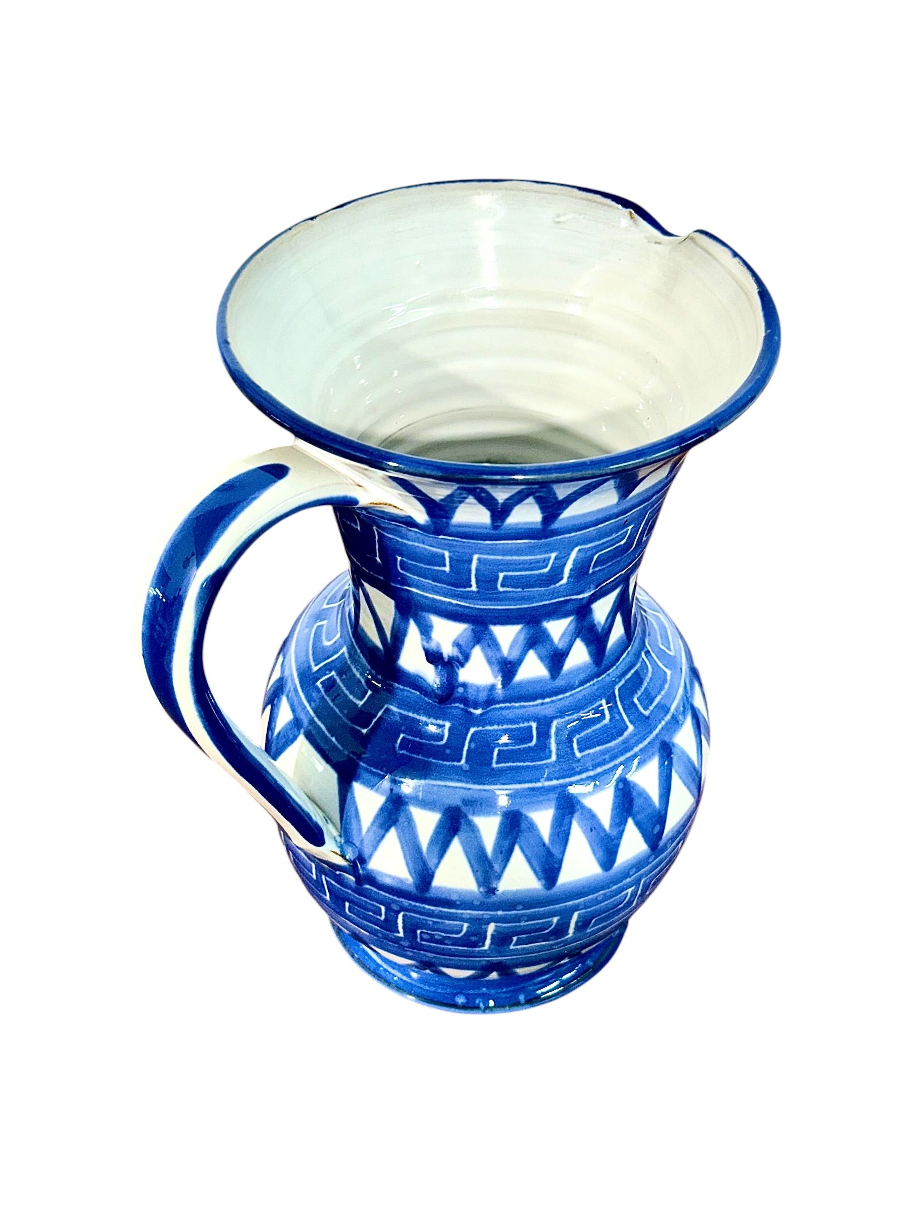 Pichet en céramique blanche et bleue de Robert Picault (Vallauris), France vers 1960