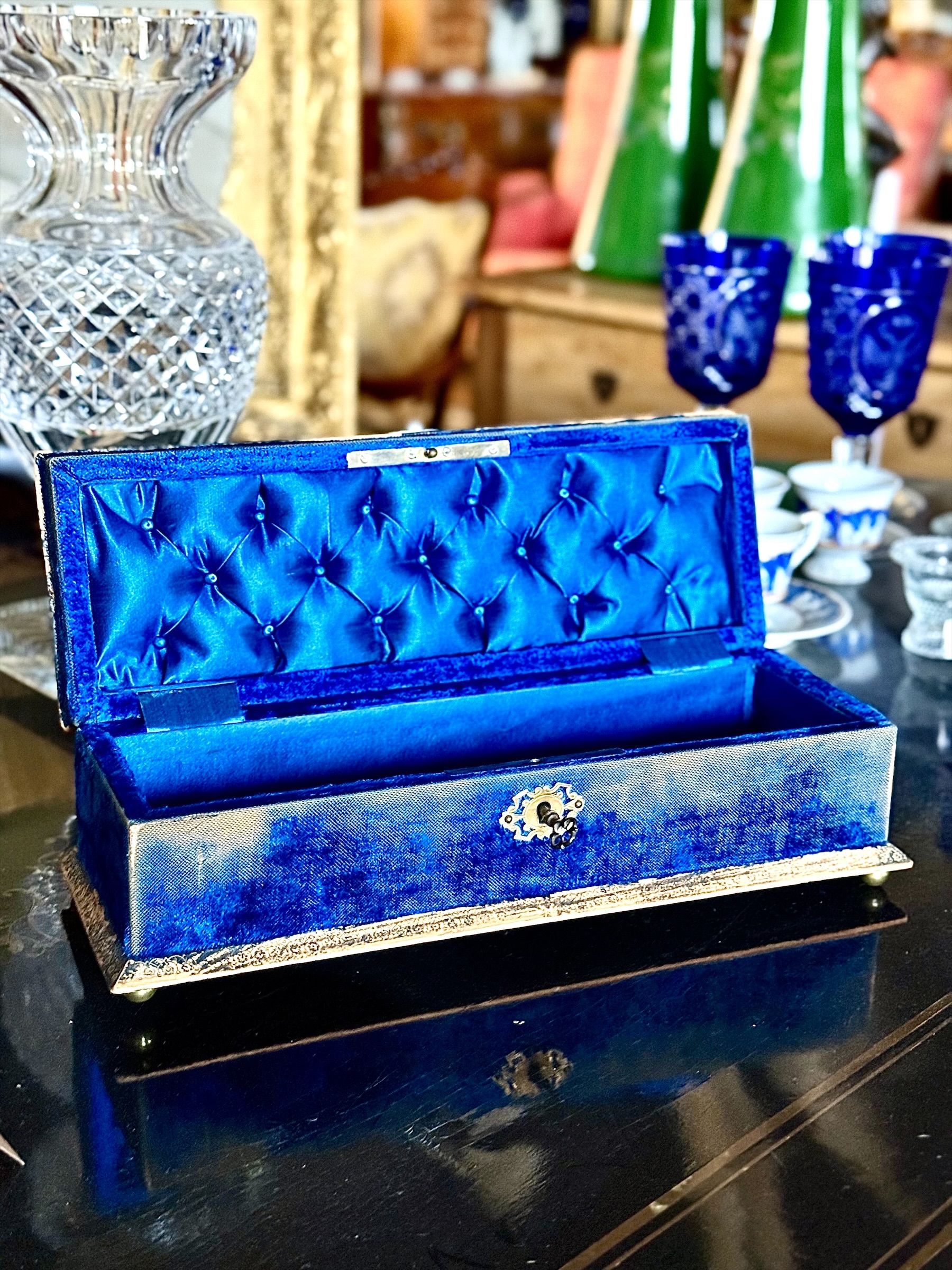 Boîte à bijoux du XIXe siècle en velours bleu avec galon doré, France