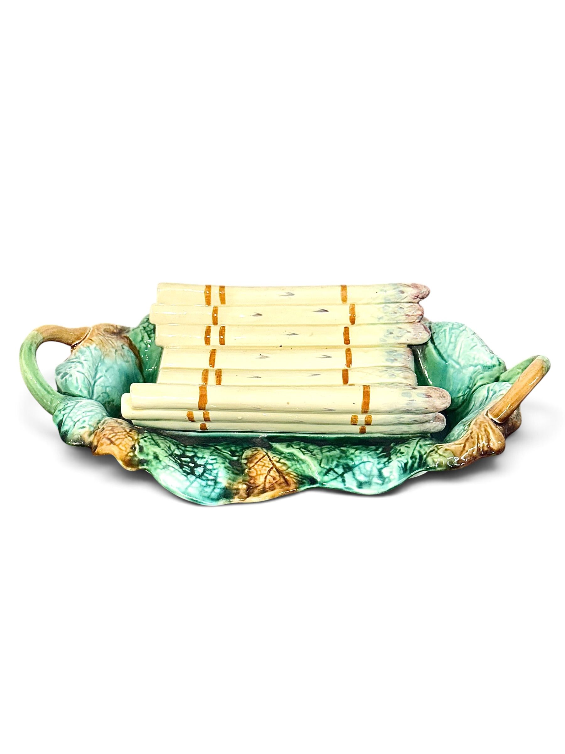 Plat de Service à Asperges en Barbotine, France vers 1880