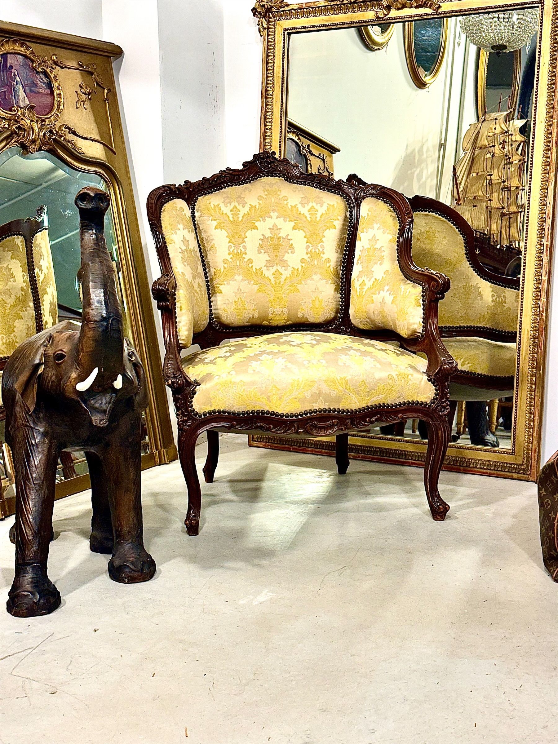 Bergère en noyer sculpté de style Louis XV, France XIXe siècle