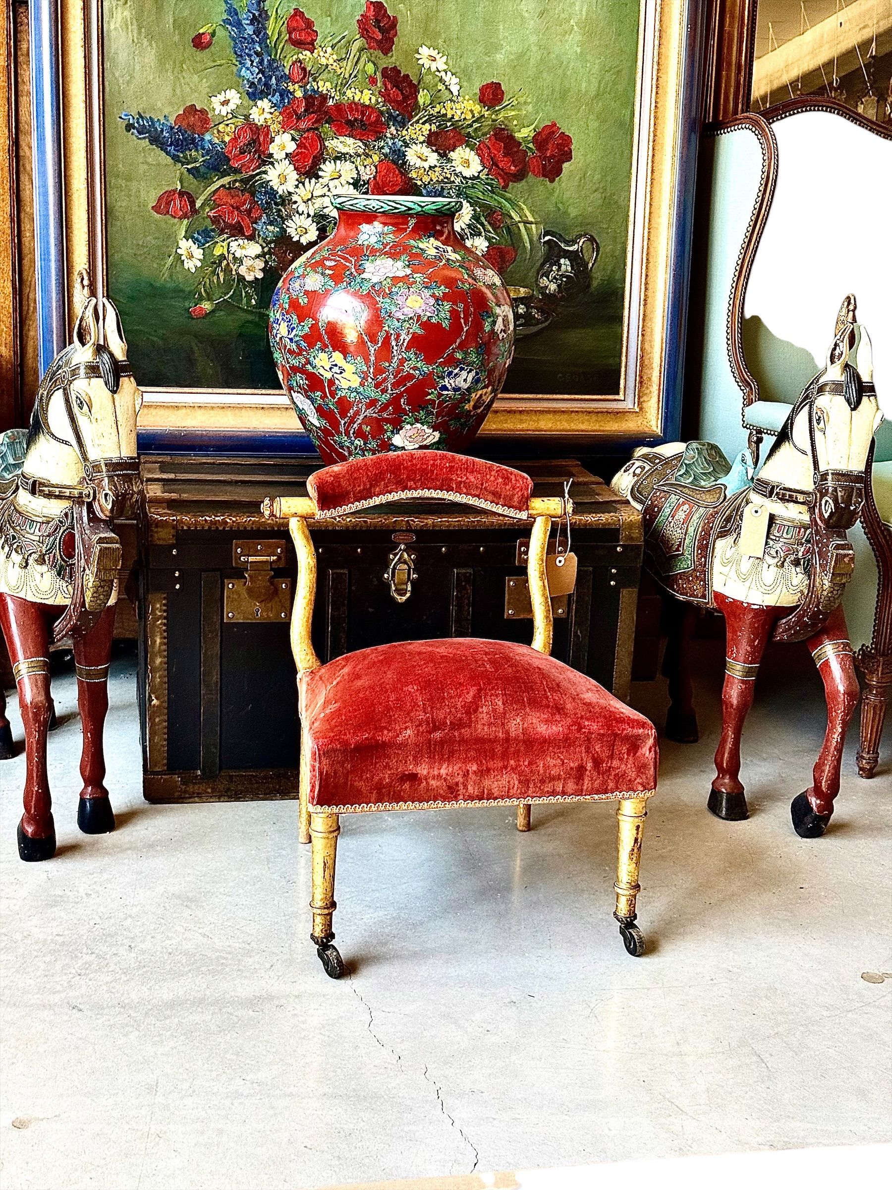 Chaise basse en bois doré et revêtue de velours vieux rose, France XIXè siècle