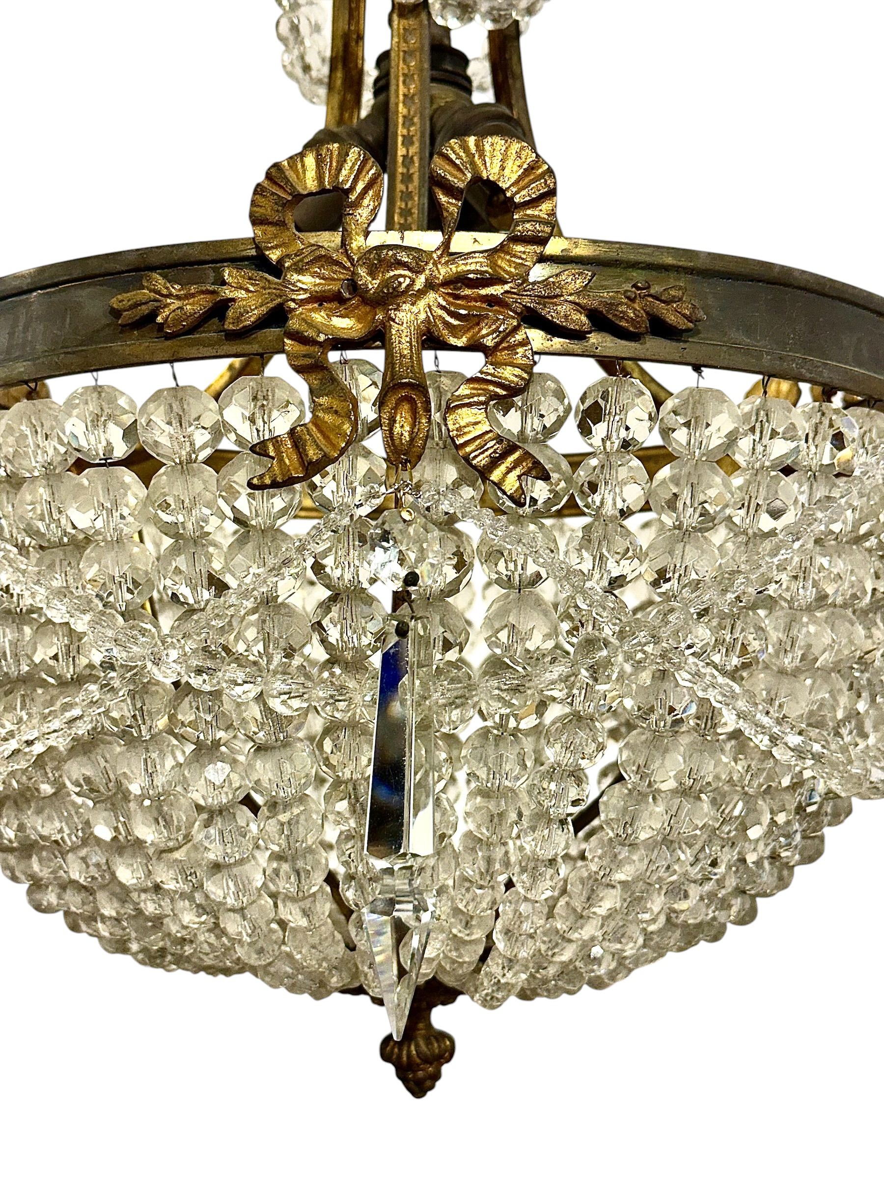 Lustre de style Louis XVI en bronze doré et verre taillé, vers 1900