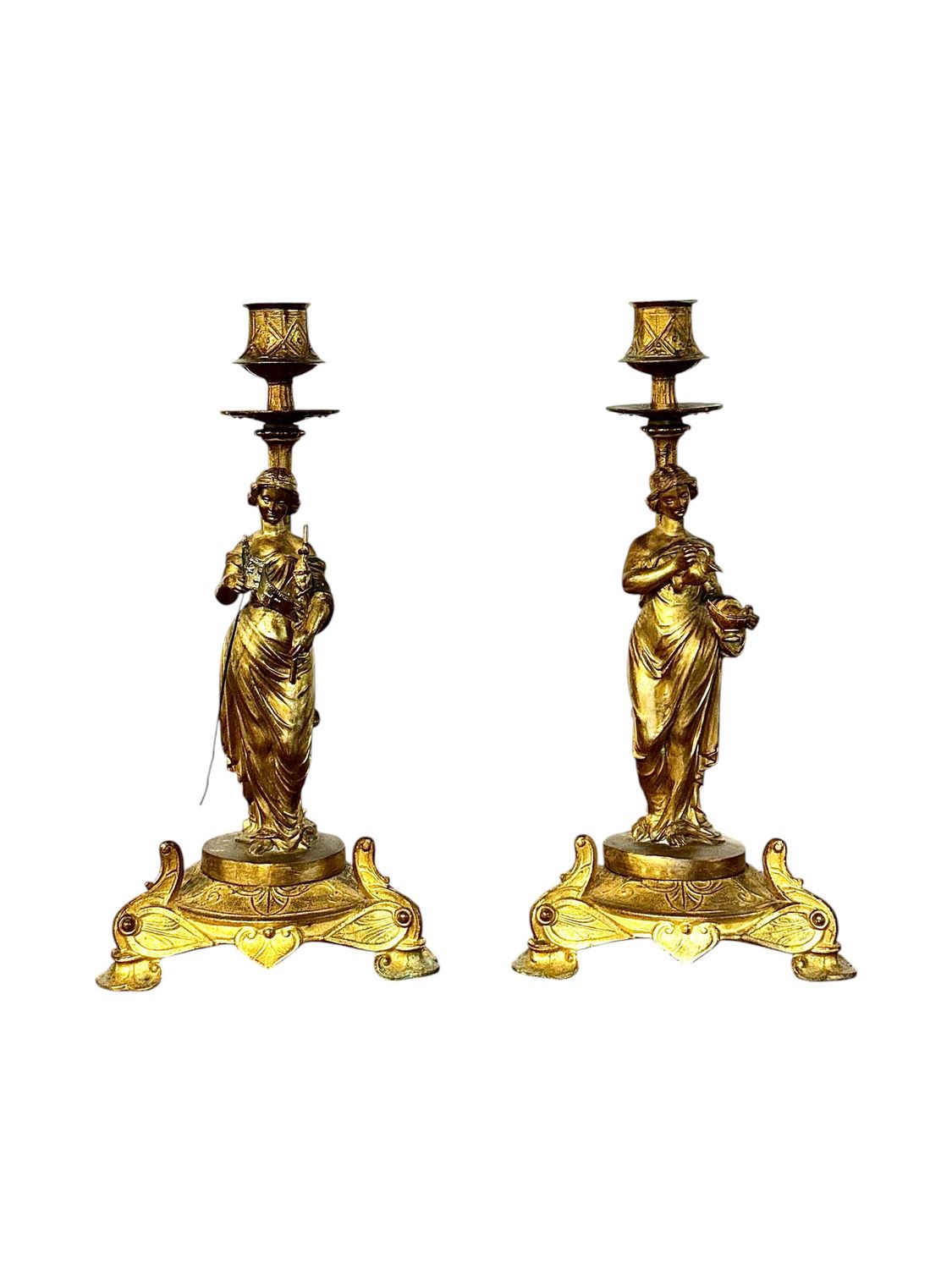 Paire de bougeoirs en bronze doré à figures féminines néoclassiques, XIXe