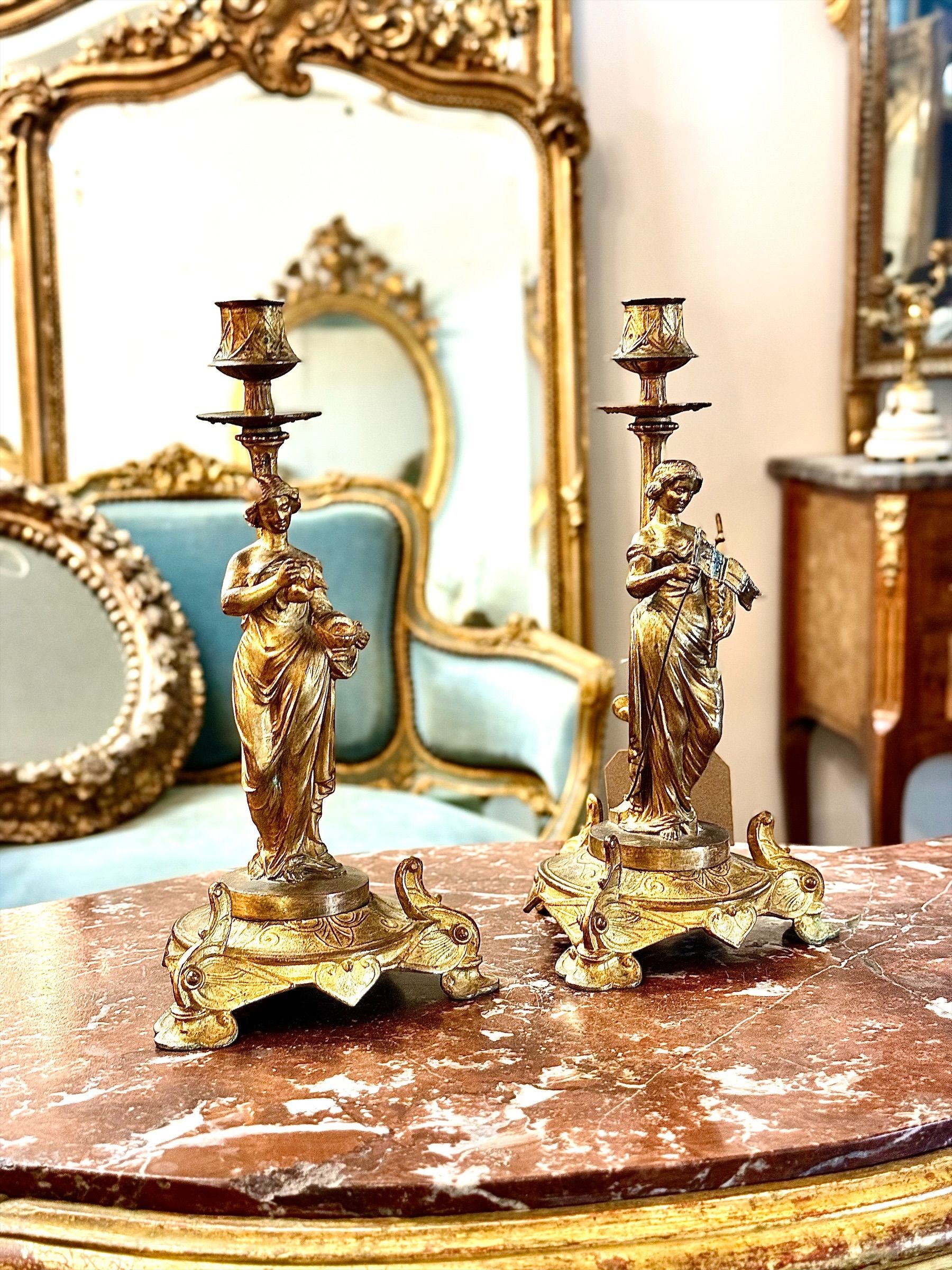 Paire de bougeoirs en bronze doré à figures féminines néoclassiques, XIXe