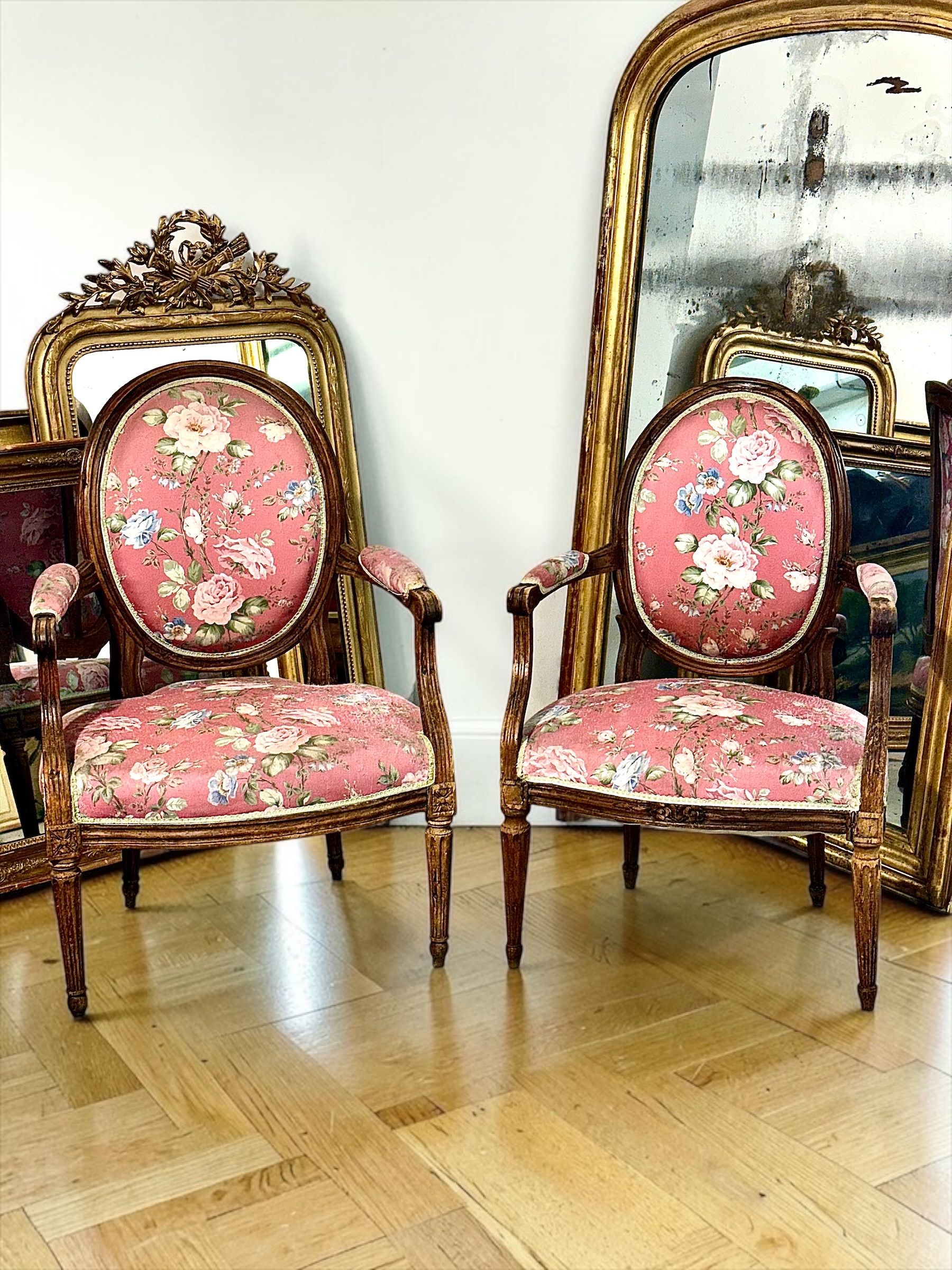 Paire de fauteuils d'époque Louis XVI en hêtre, France, vers 1770.