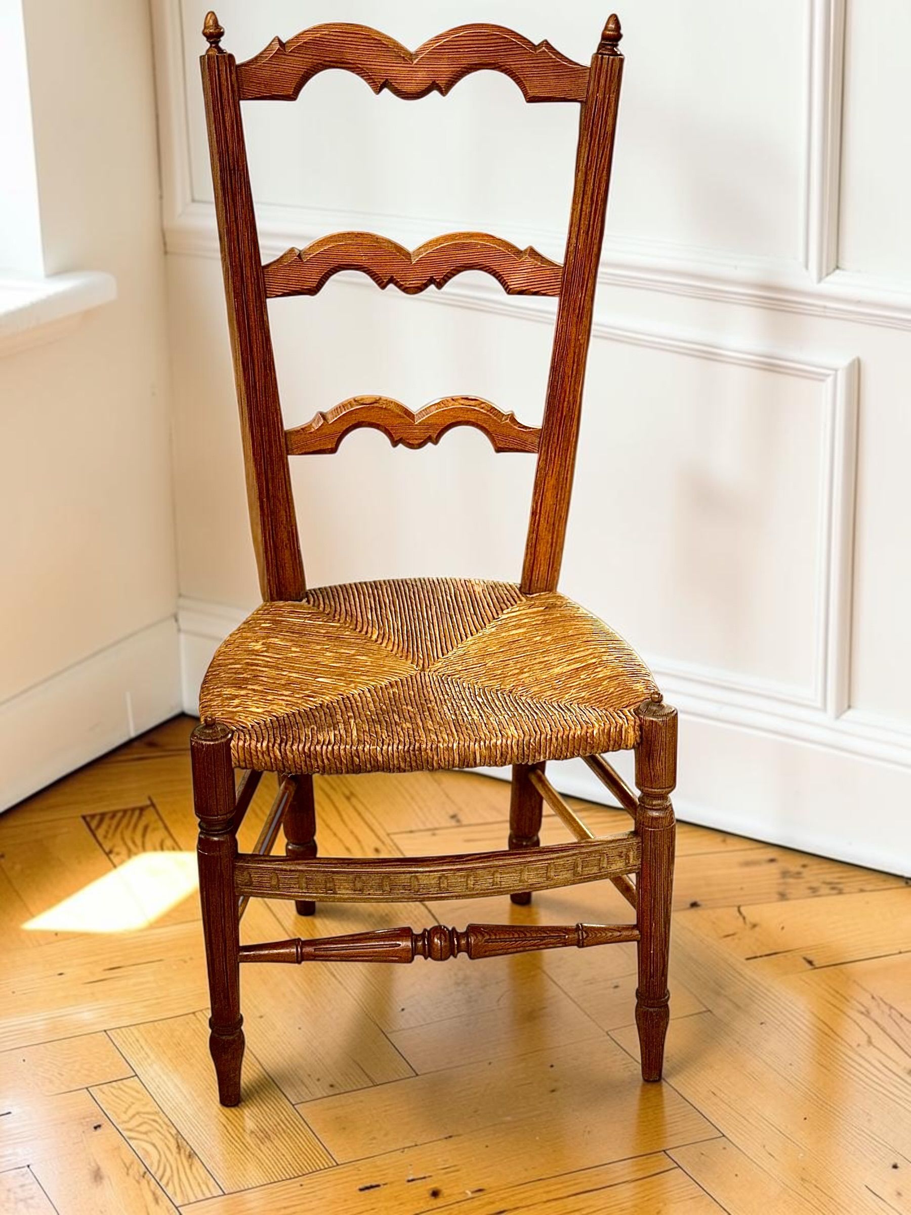 Chaise d'enfant provinciale en pin avec assise en paille tressée, France du XIXe siècle