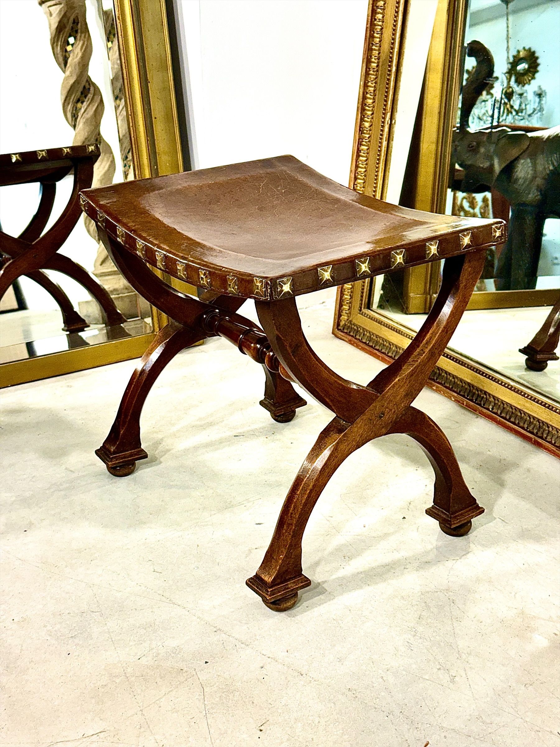 Tabouret Curule Néo-Renaissance en hêtre et cuir, France vers 1890