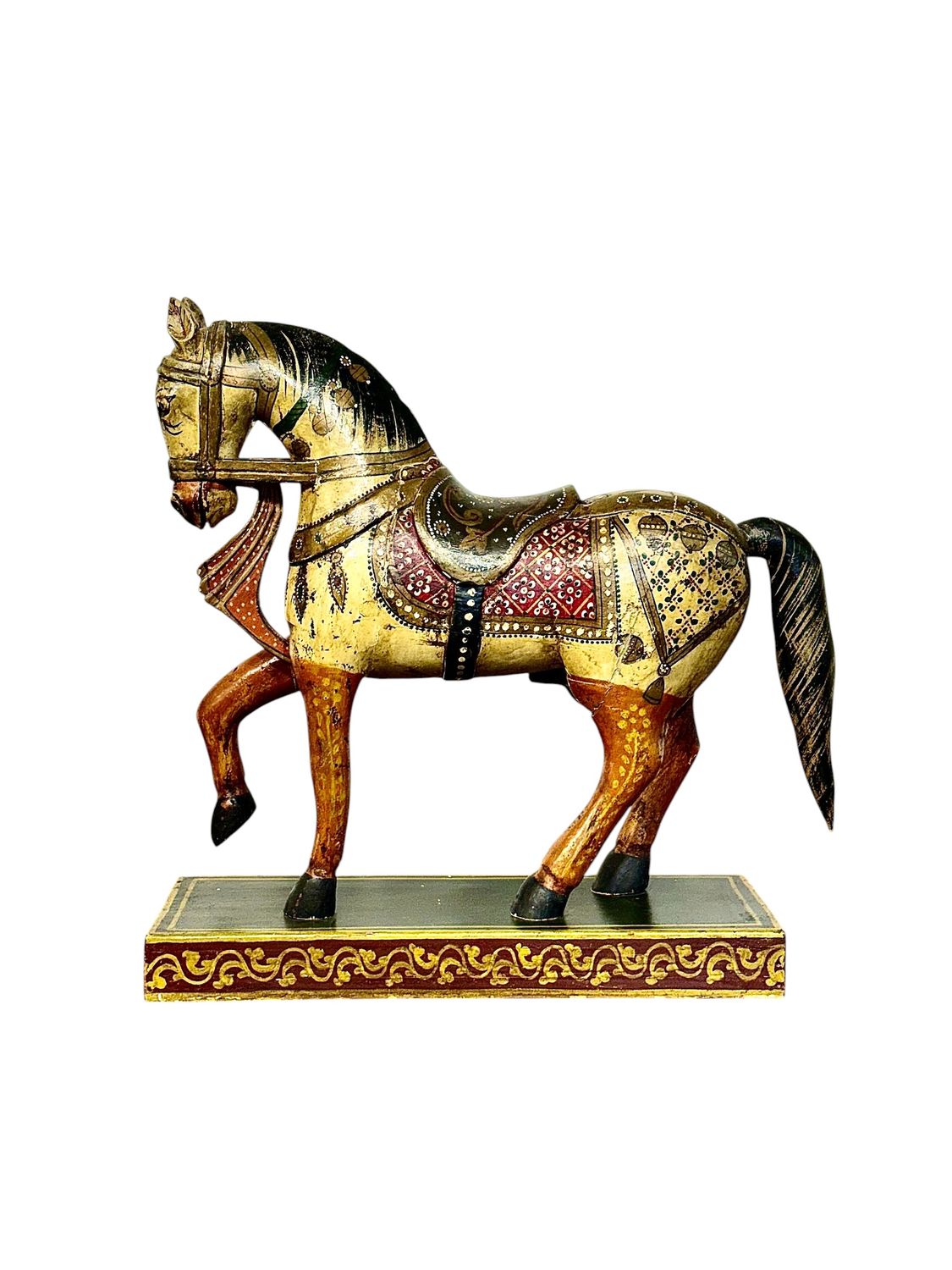 Cheval de cérémonie indien en bois sculpté, polychrome et doré, vers 1950