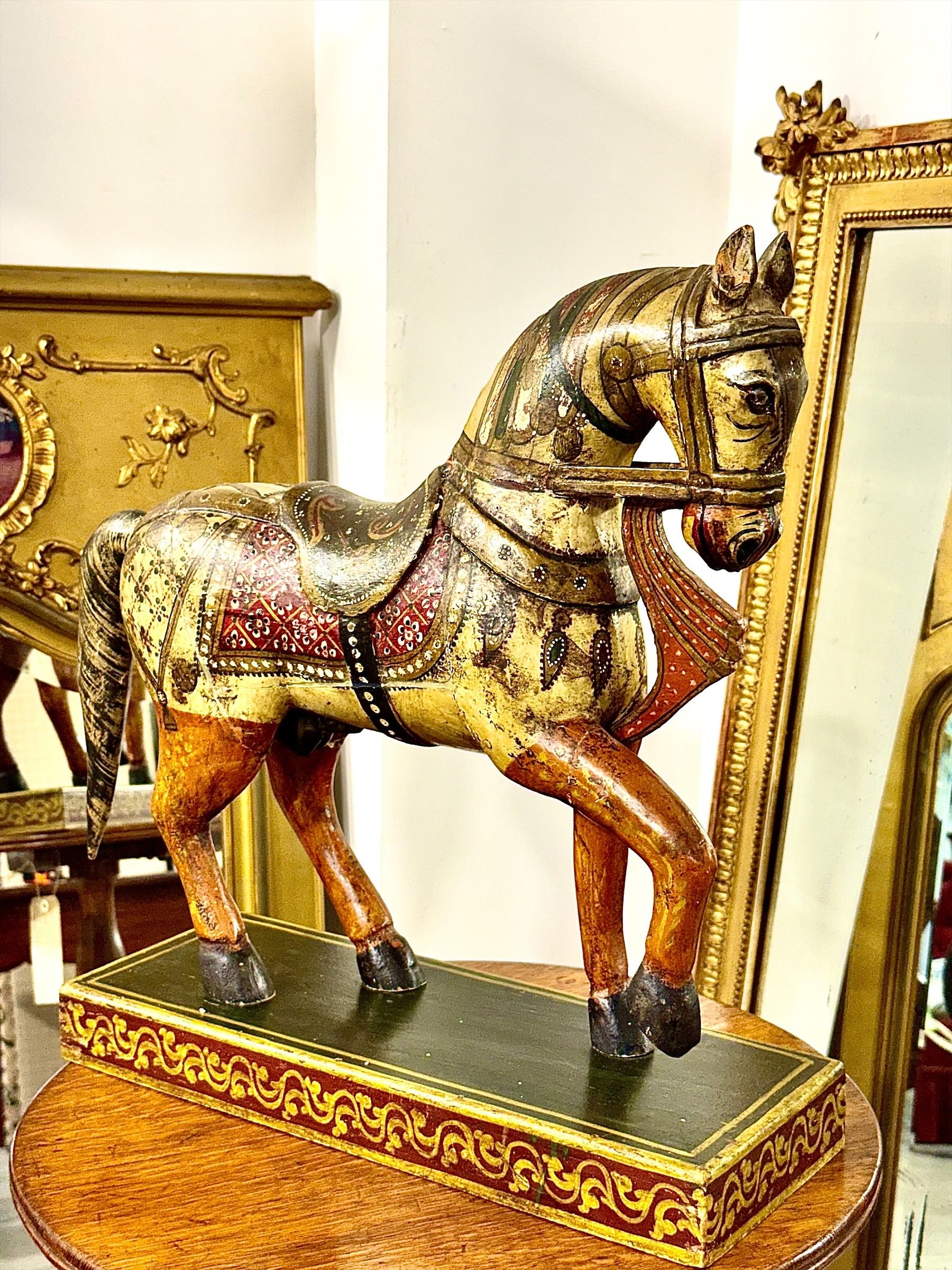 Cheval de cérémonie indien en bois sculpté, polychrome et doré, vers 1950