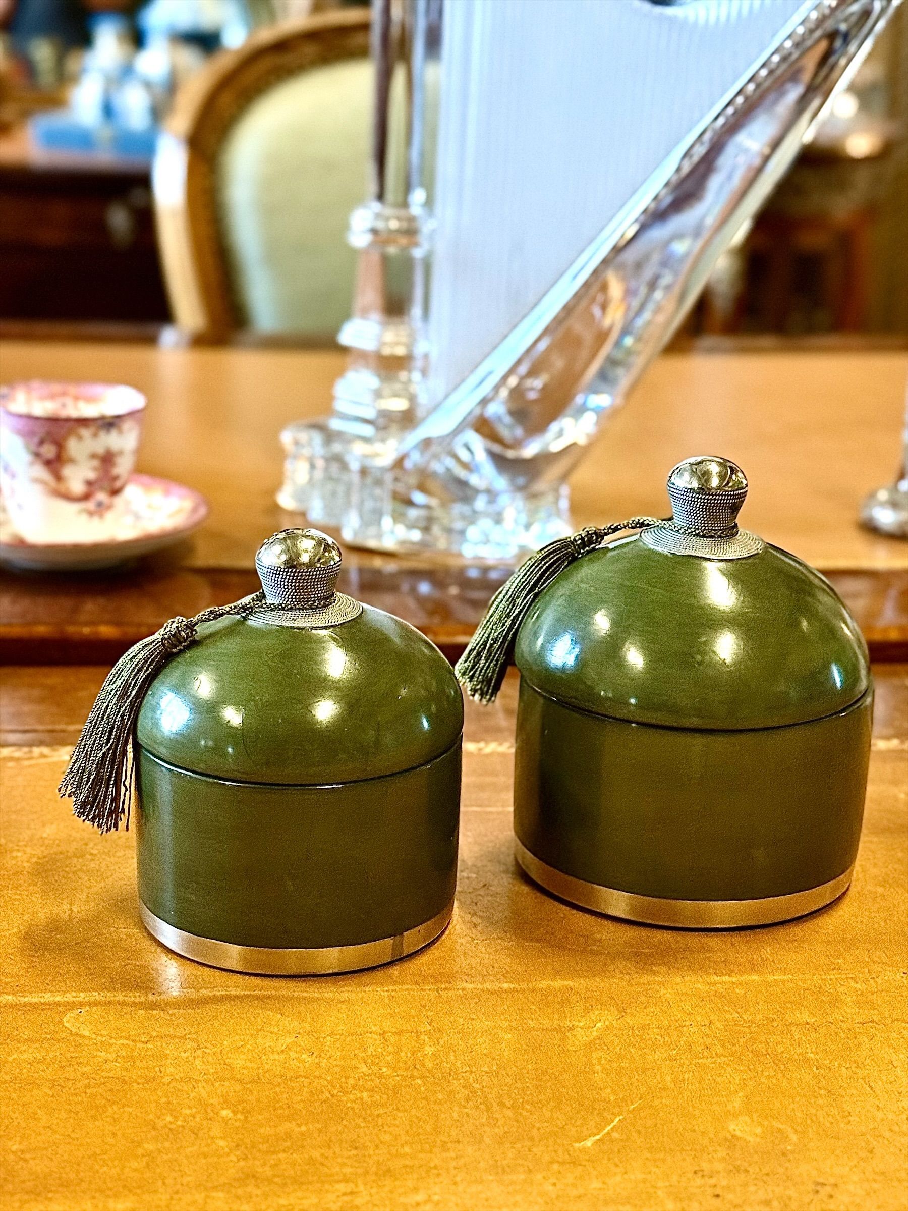 Paire de boîtes à couvercle en céramique vert olive, fabriquées à la main, XXe siècle
