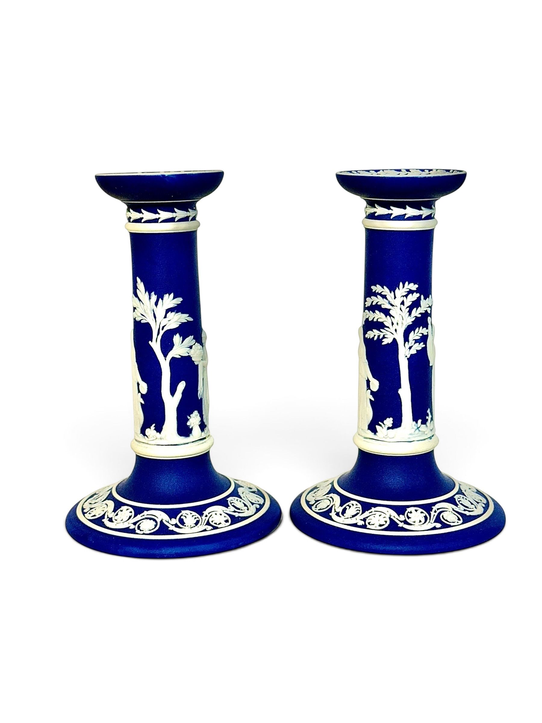 Paire de bougeoirs Wedgwood en Jasperware bleu du XIXe siècle