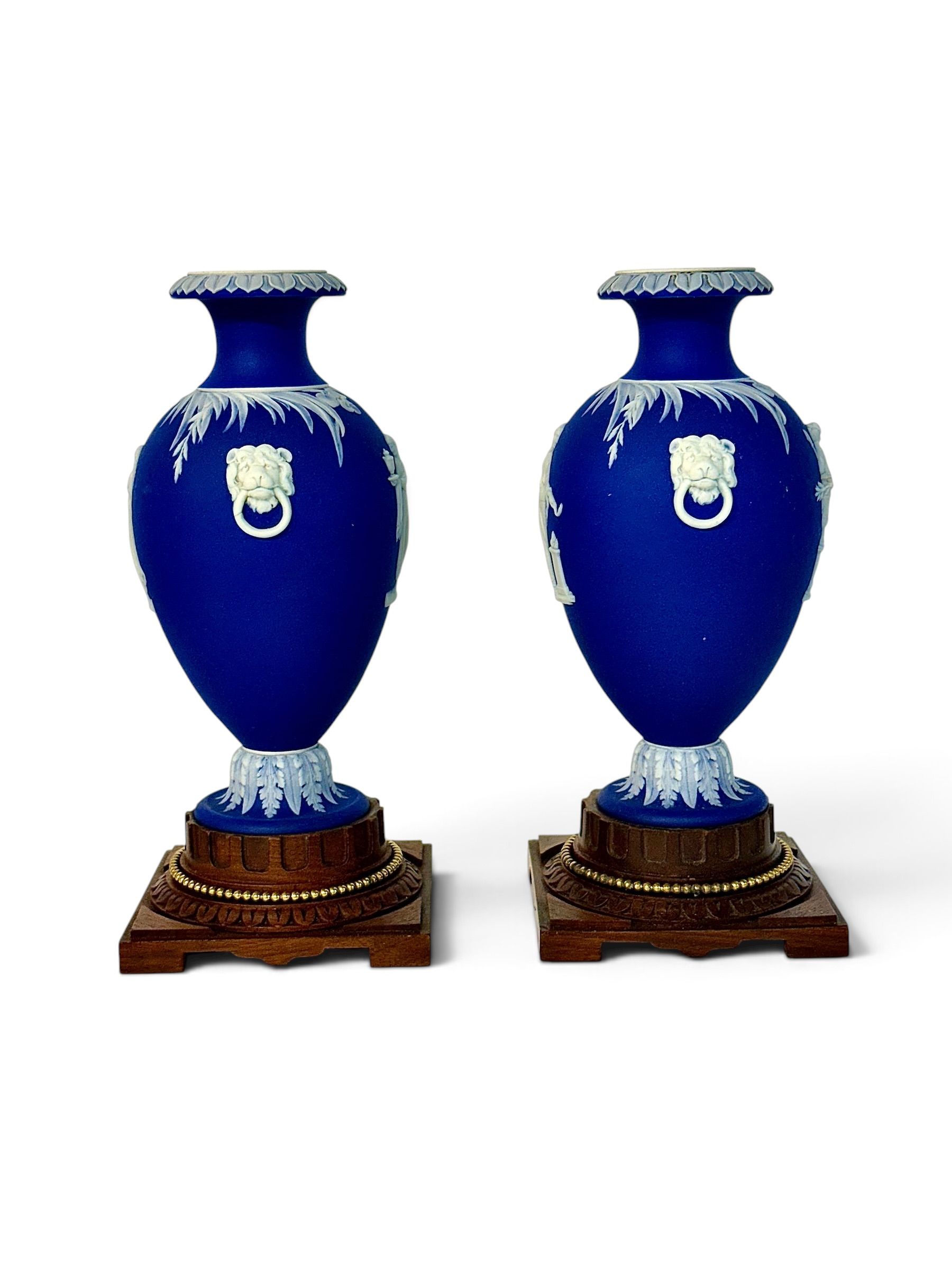 Paire de vases Wedgwood en Jasperware bleu sur piédestaux en noyer, XIXe siècle