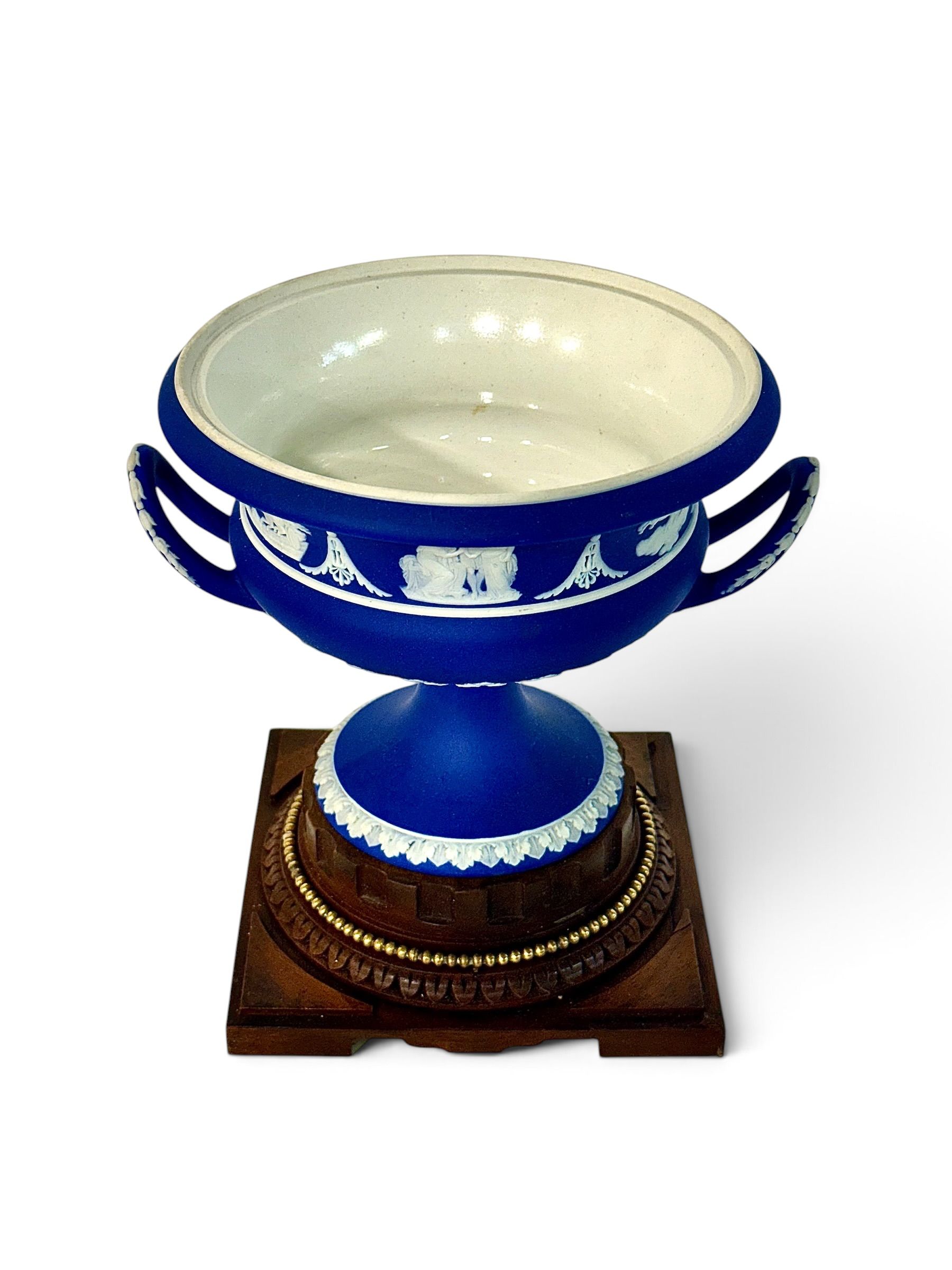 Urne en Jasperware Bleu Wedgwood du XIXe siècle sur Piédestal en Noyer Sculpté