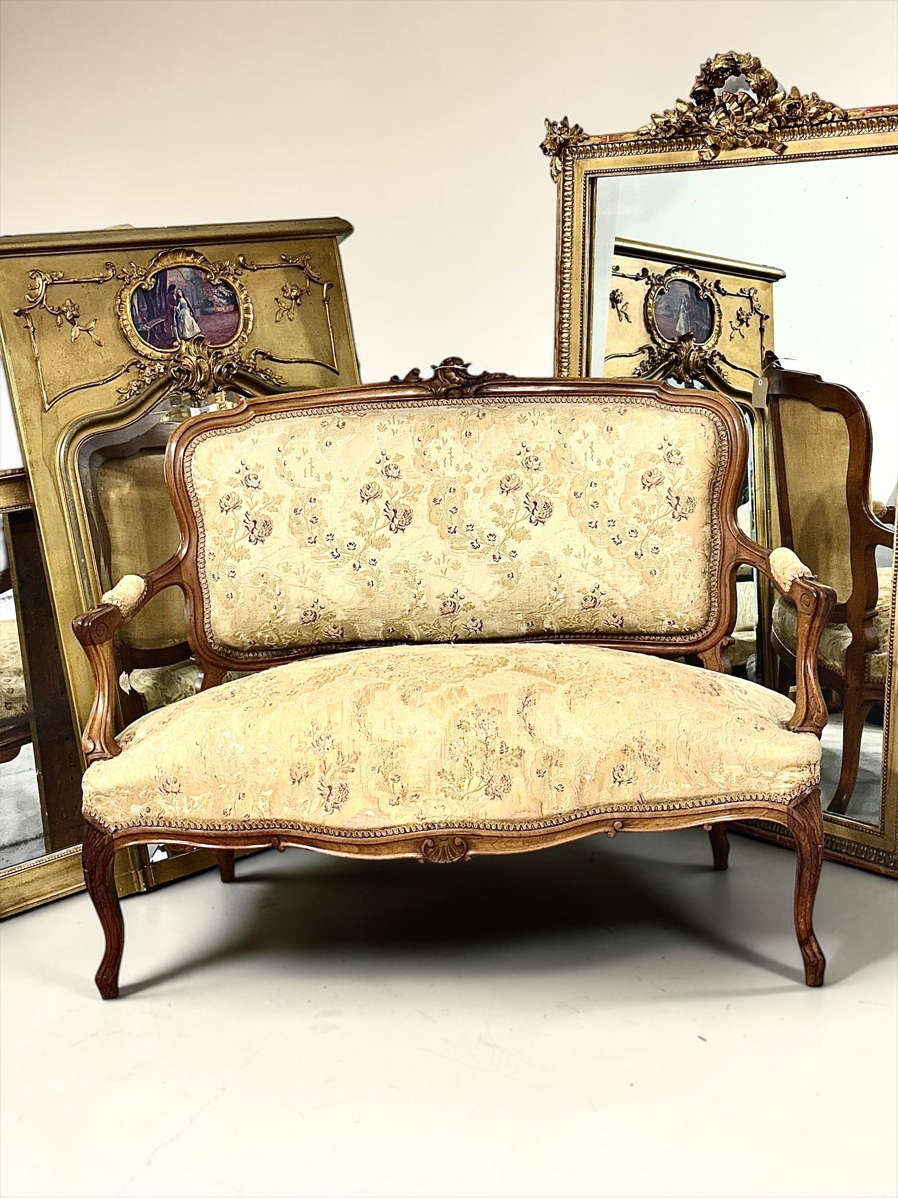 Banquette française de style Louis XV en noyer sculpté, XIXe siècle