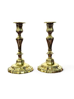 Paire de bougeoirs français du XIXe siècle en bronze doré de style Louis XV