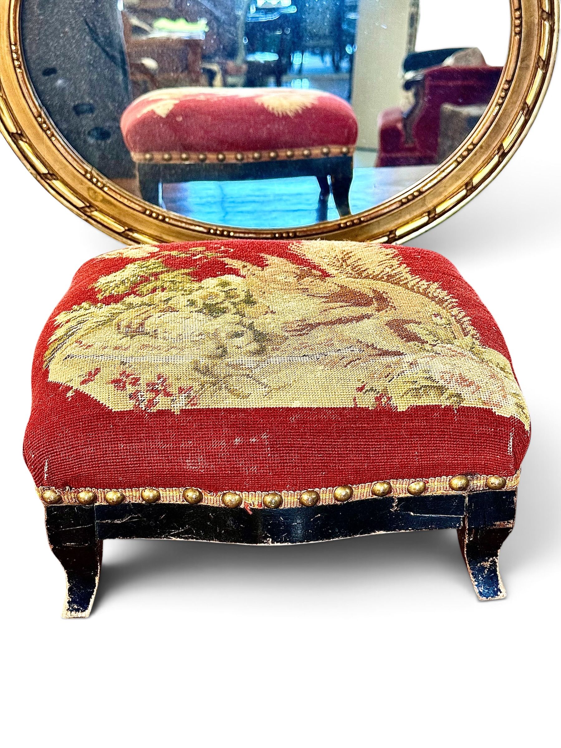 Petit tabouret français du XIXe siècle en bois peint noir et tapisserie à l’écureuil