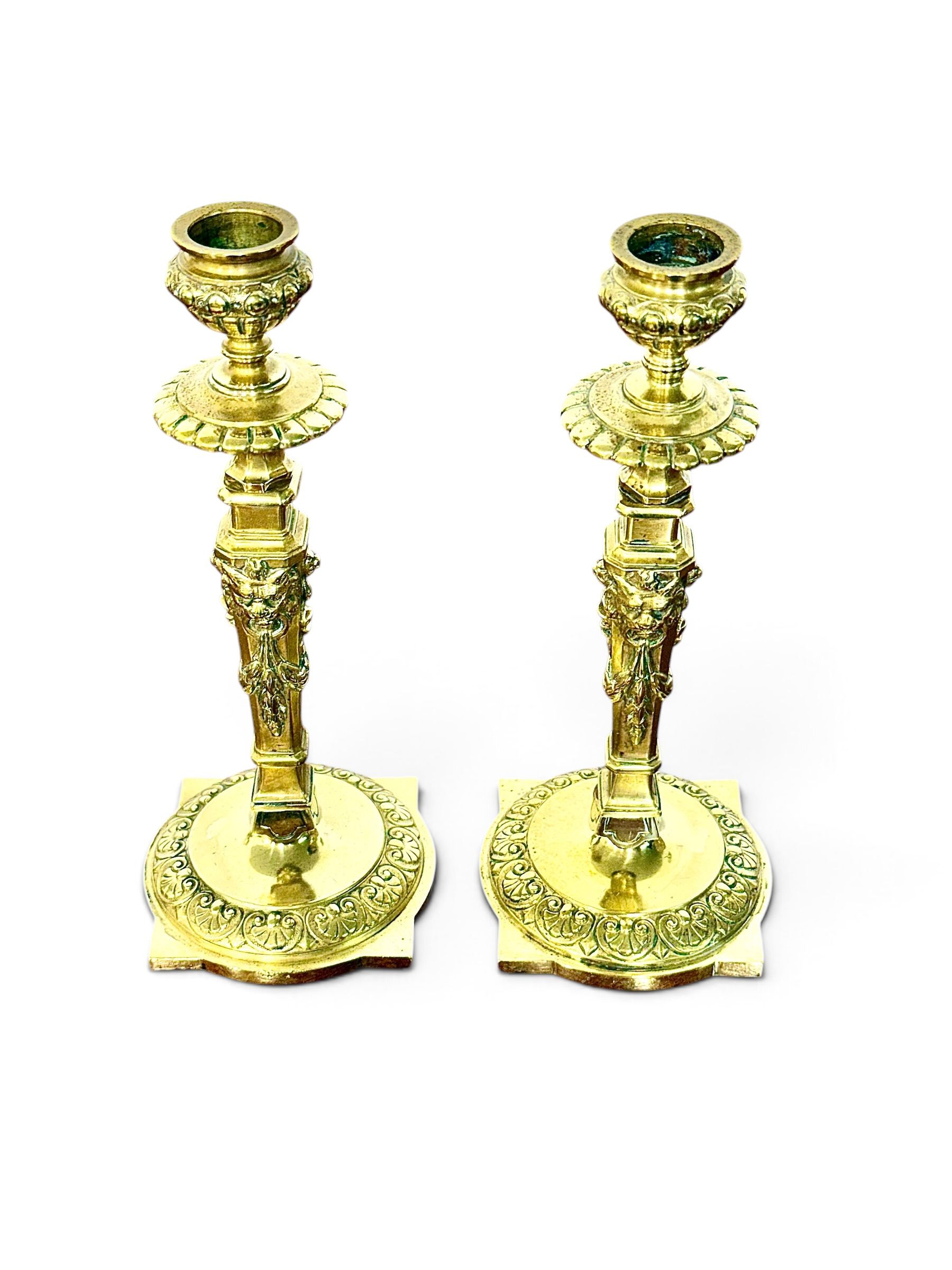 Paire de bougeoirs français en bronze doré du XIXe siècle
