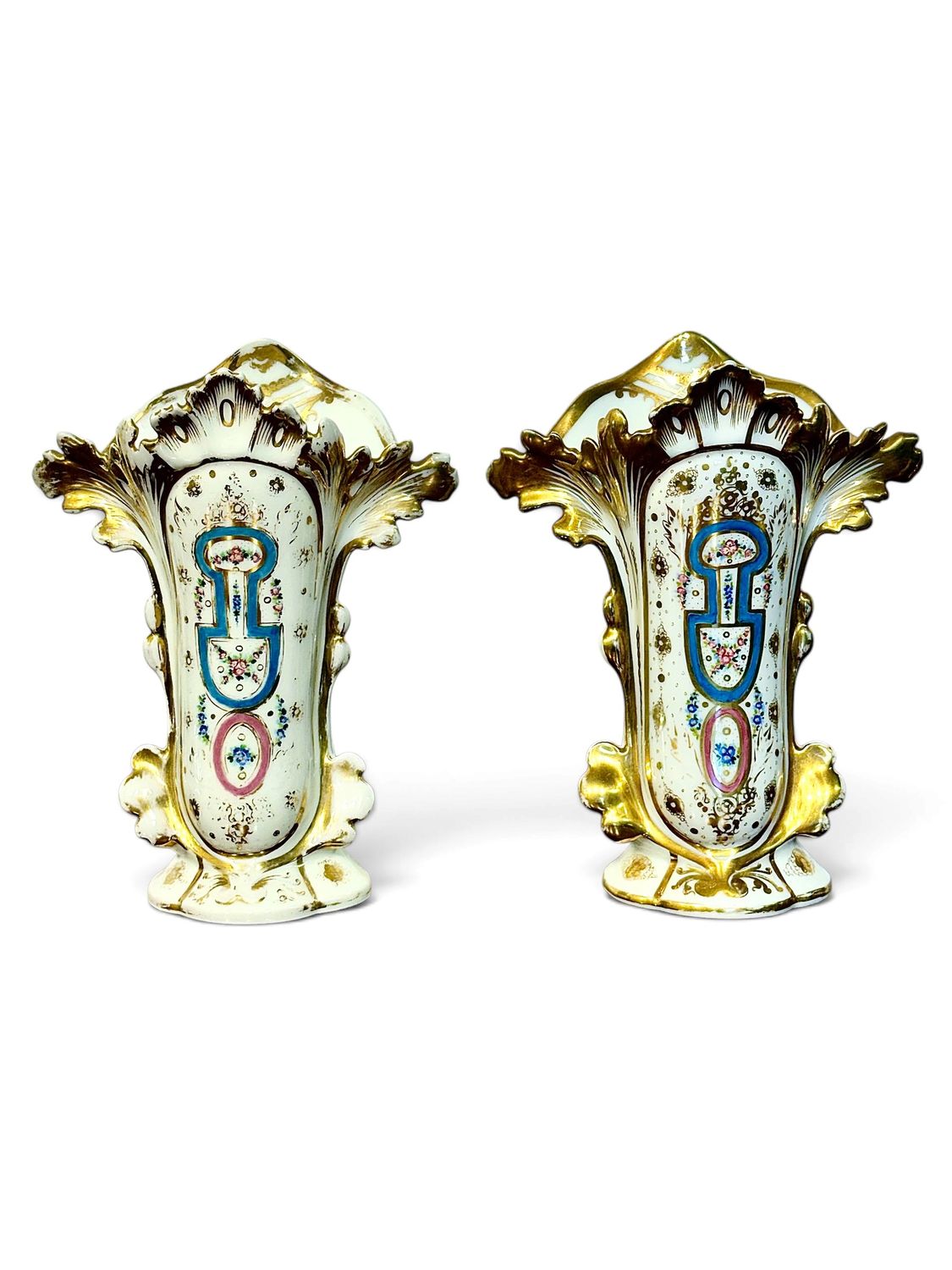Paire de vases français Napoléon III en porcelaine dorée, XIXe siècle