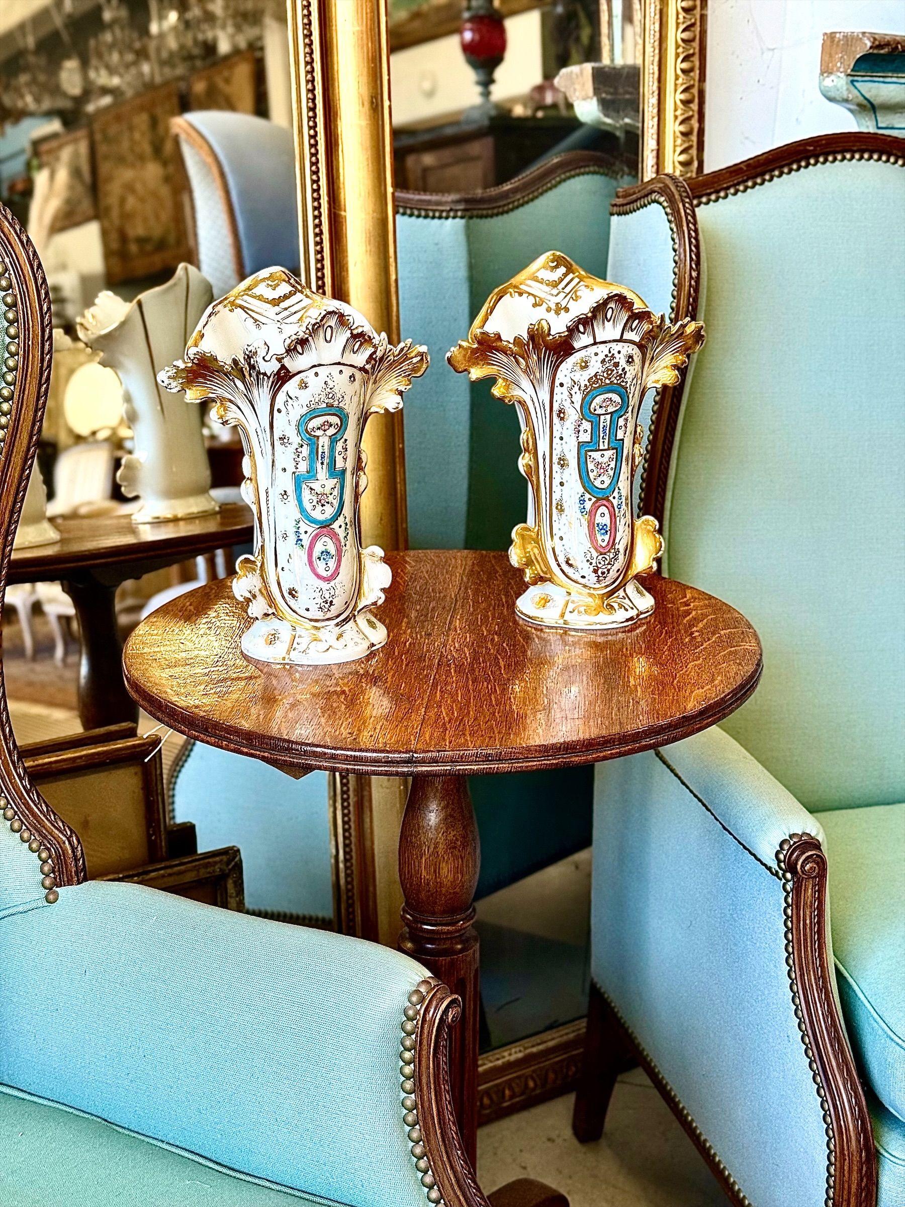Paire de vases français Napoléon III en porcelaine dorée, XIXe siècle