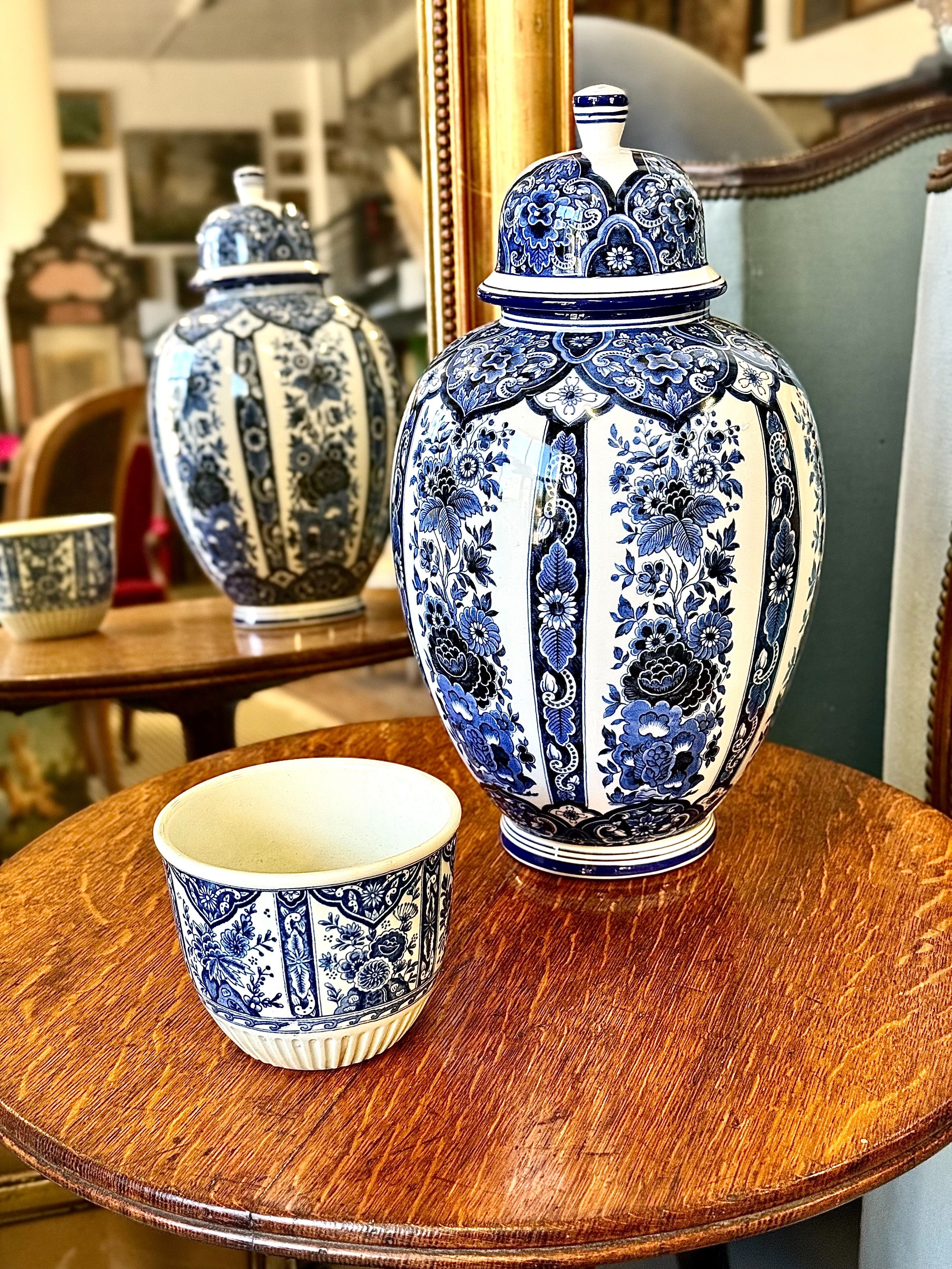 Cache-pot XIXe Petrus Regout Maastricht décor bleu et blanc « Delfts»
