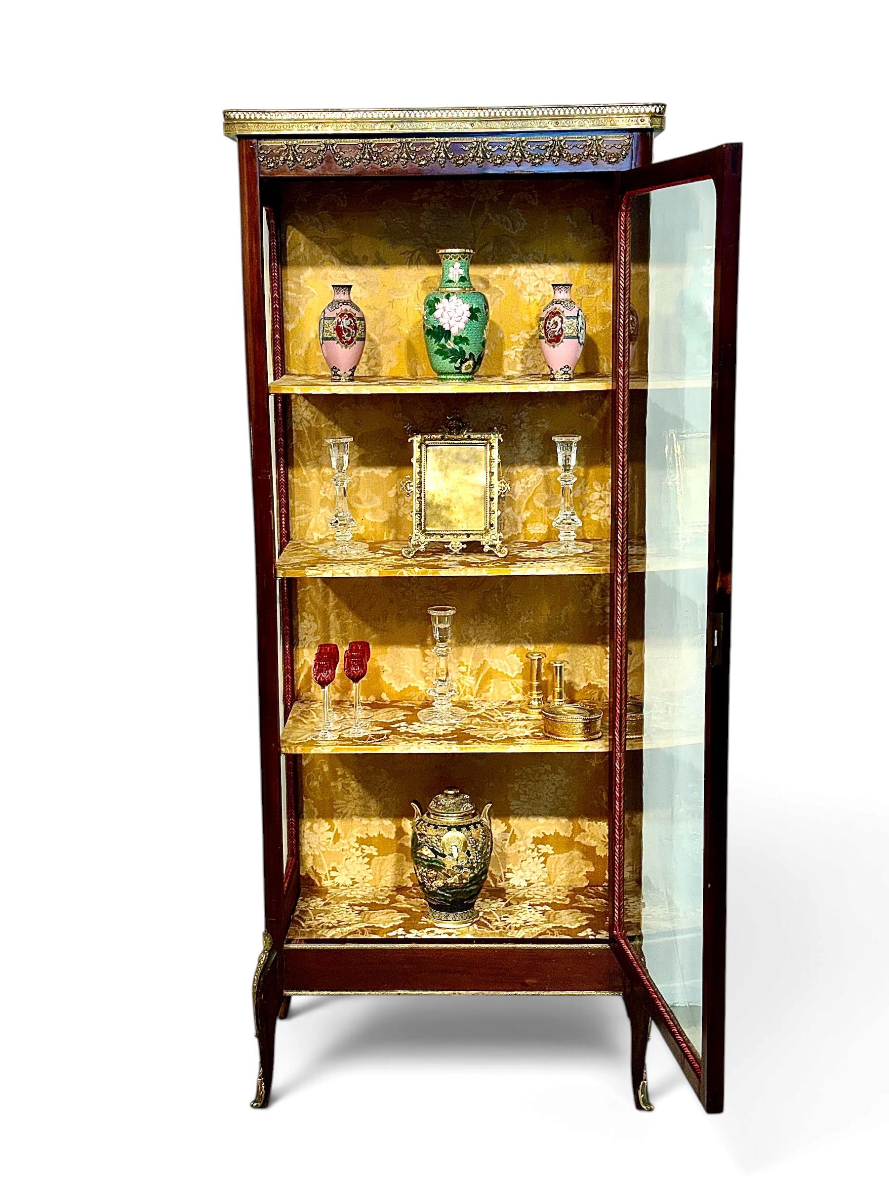 Vitrine française XIXe siècle à décor de bronze doré