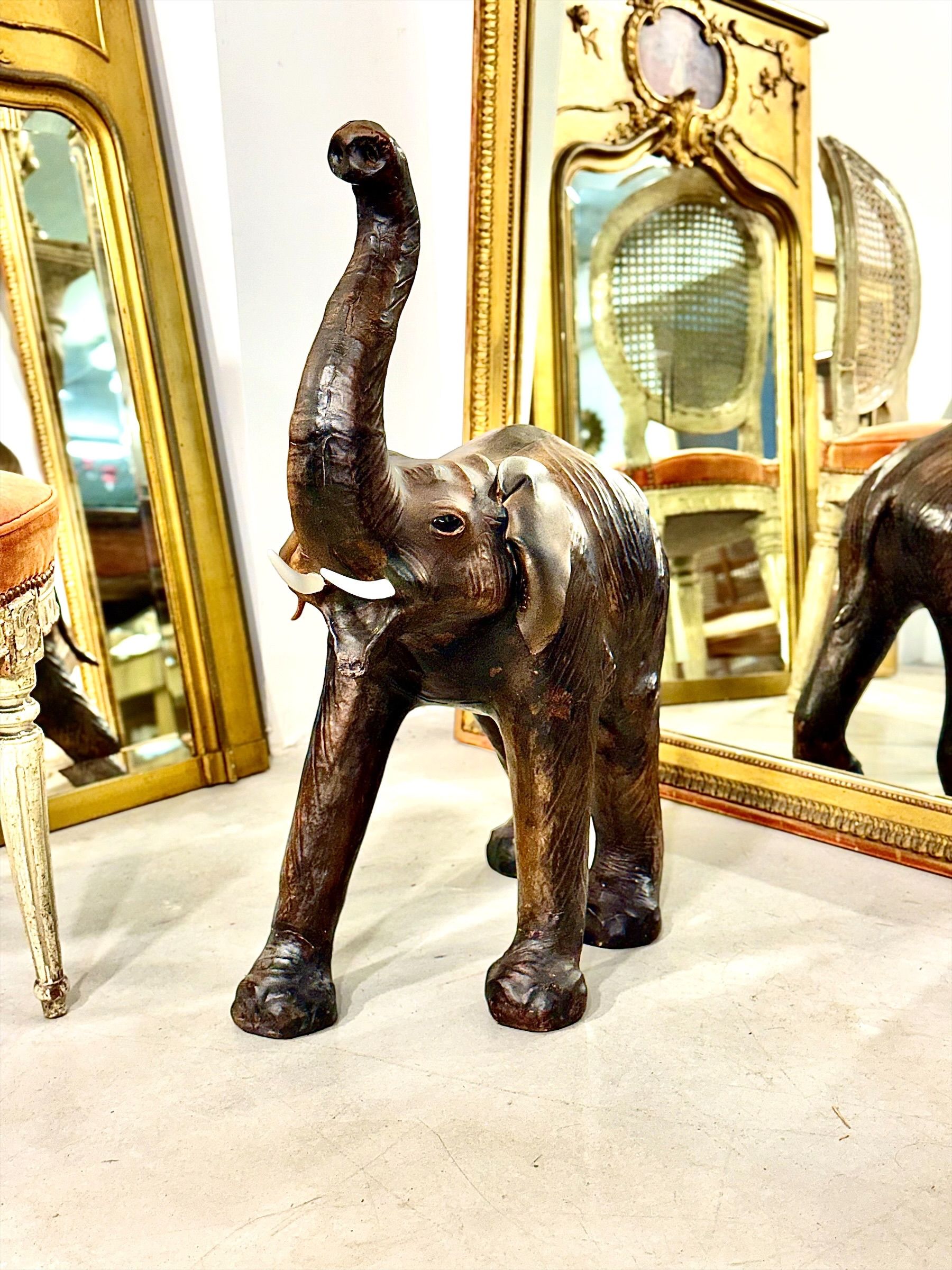 Grande sculpture d’éléphant en cuir, fin XIXe siècle