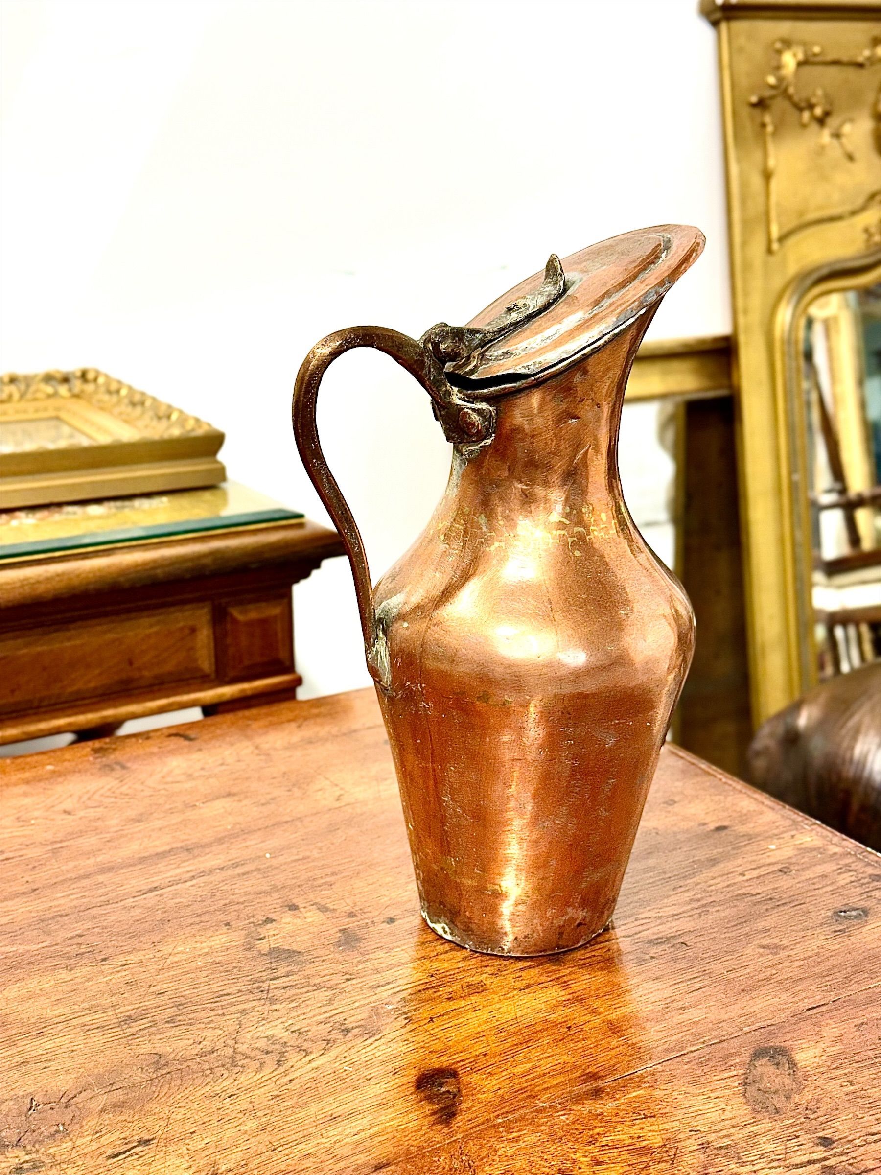 Grande cruche ancienne en cuivre à couvercle et anse, XIXe siècle