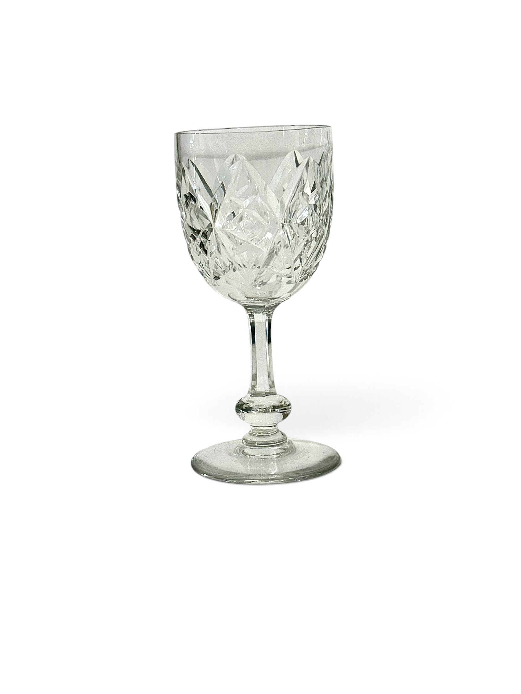 Suite de 11 verres Baccarat modèle Burgos en cristal taillé, France