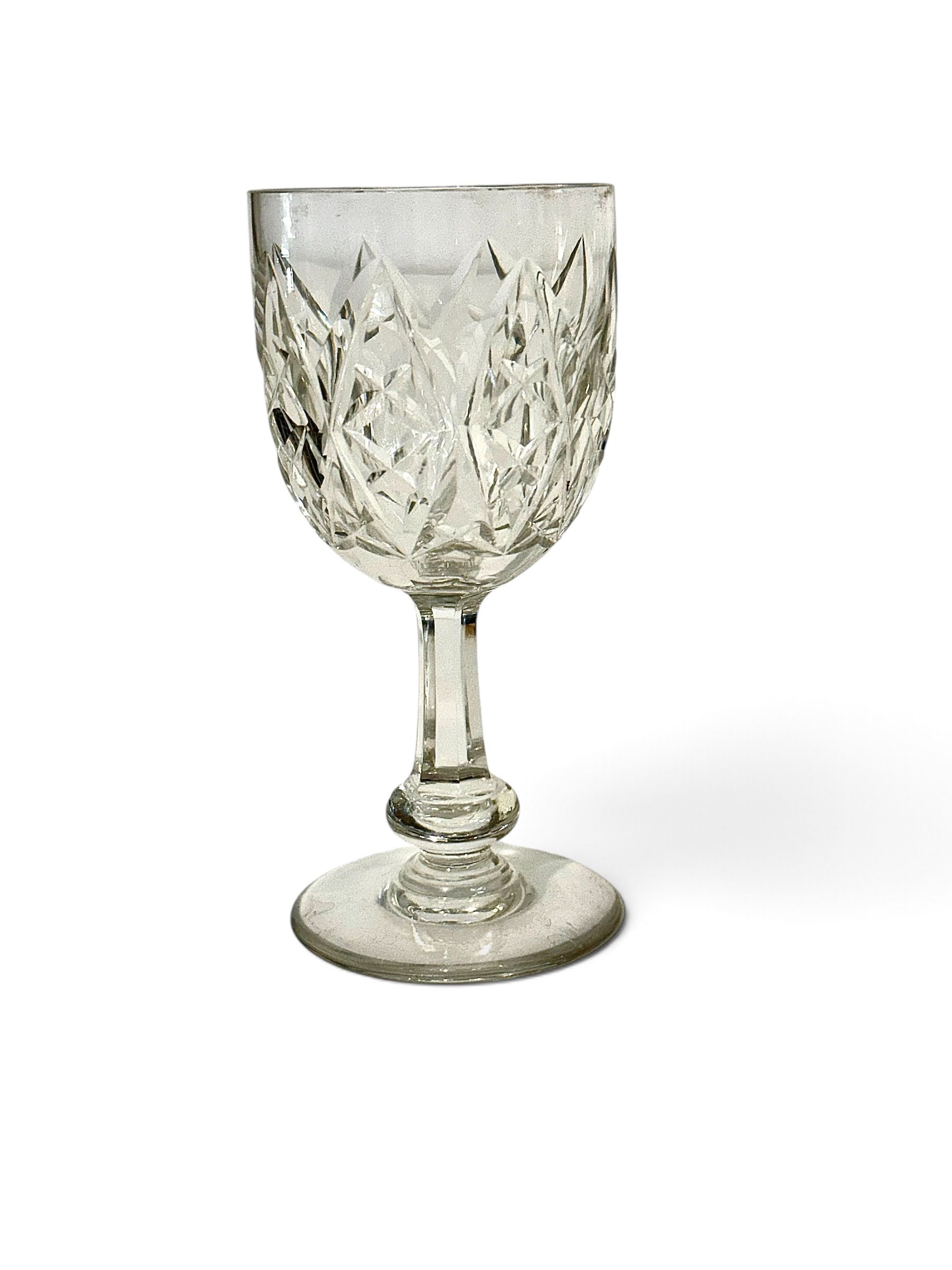 Suite de 8 verres Baccarat modèle Burgos en cristal taillé, France