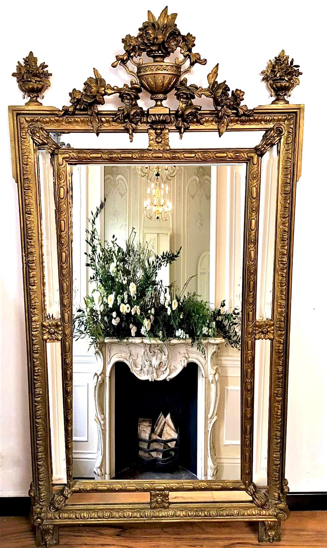 Grand miroir français Napoléon III en bois doré à parecloses, XIXe