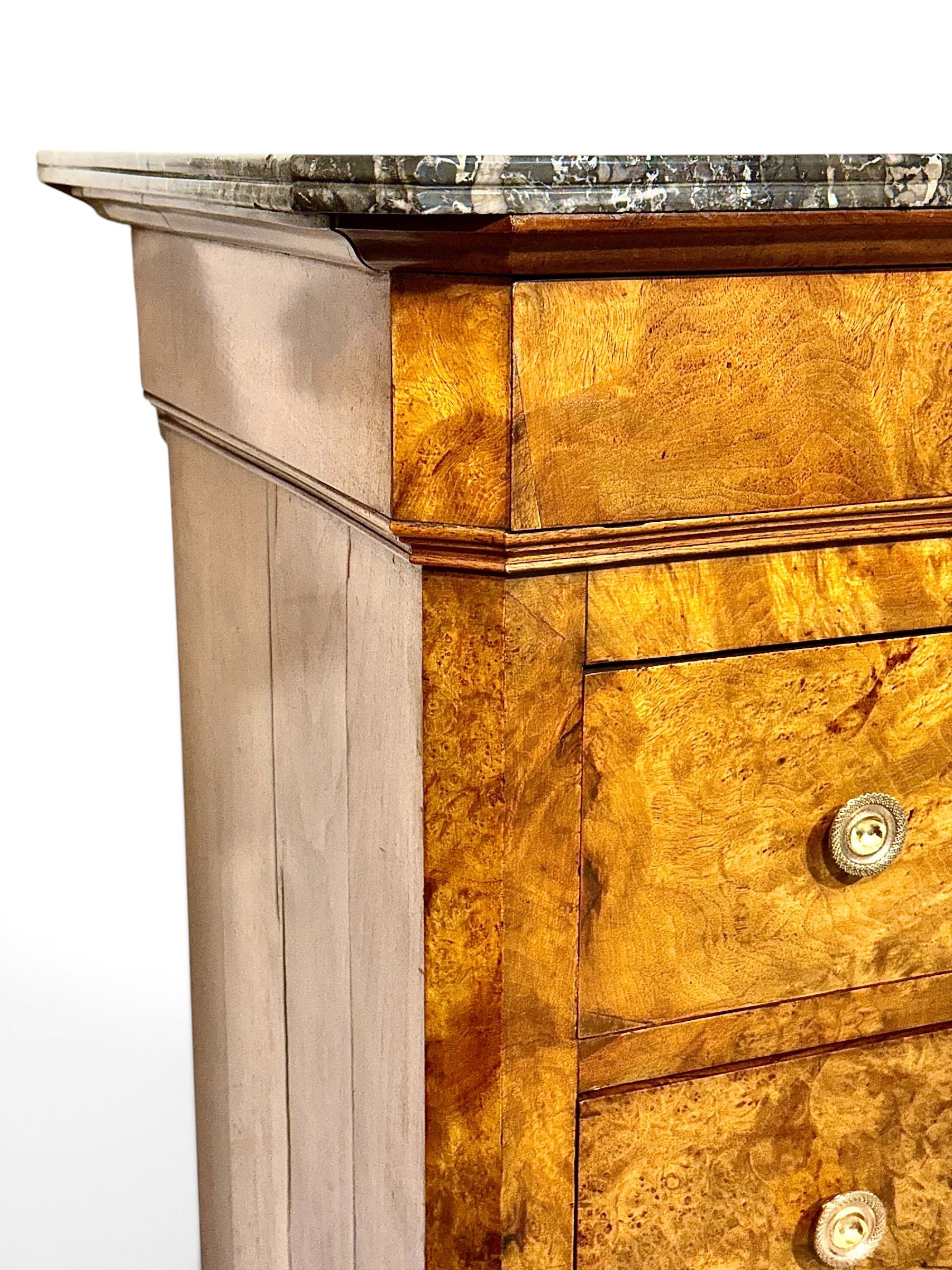 Commode Restauration en loupe de noyer et marbre gris, vers 1830