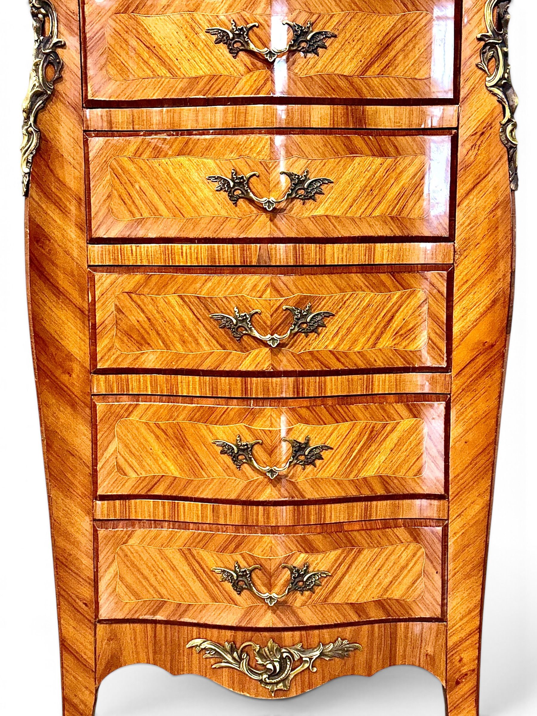 Chiffonnier Louis XV en bois de rose et marbre de Sienne, vers 1890
