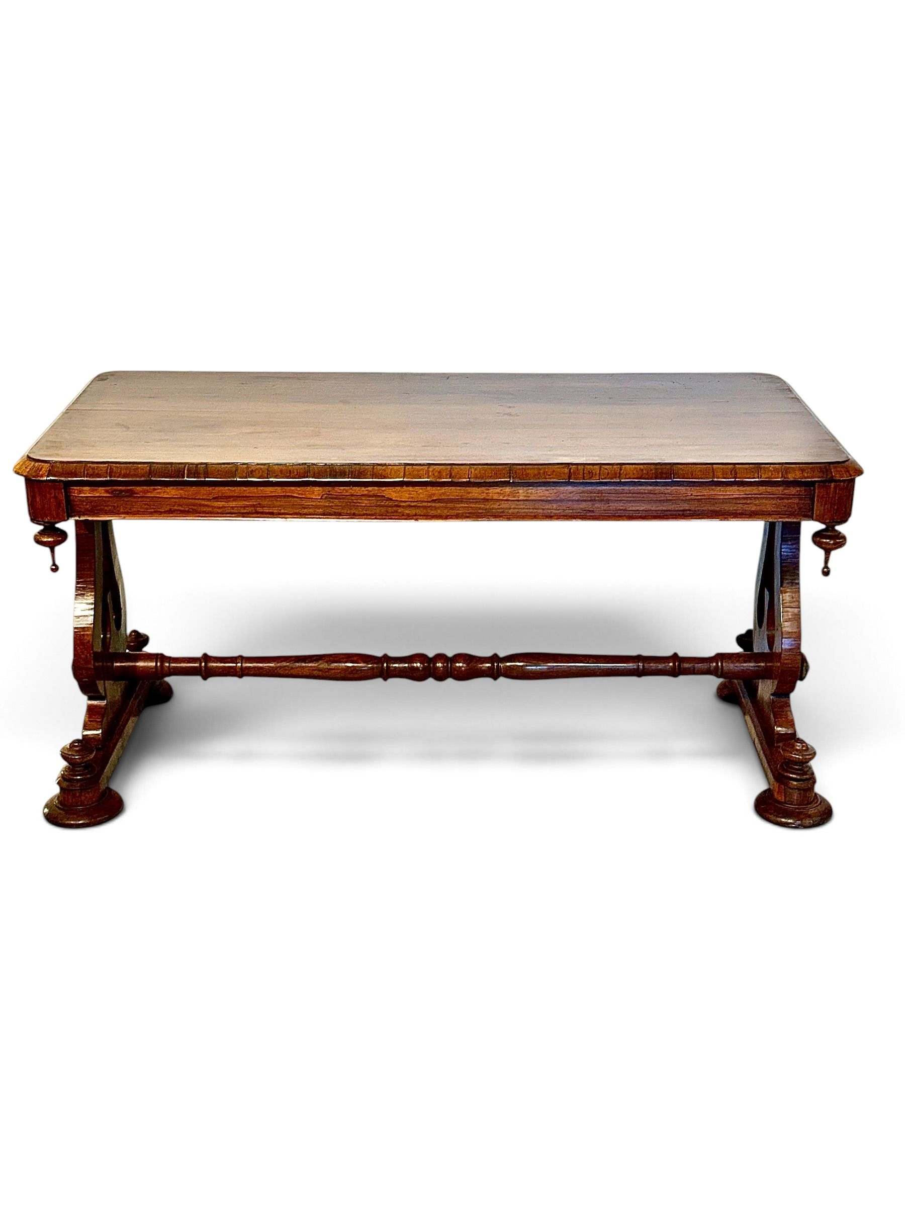 Table basse Restauration en noyer à piètement lyre, début XIXe siècle